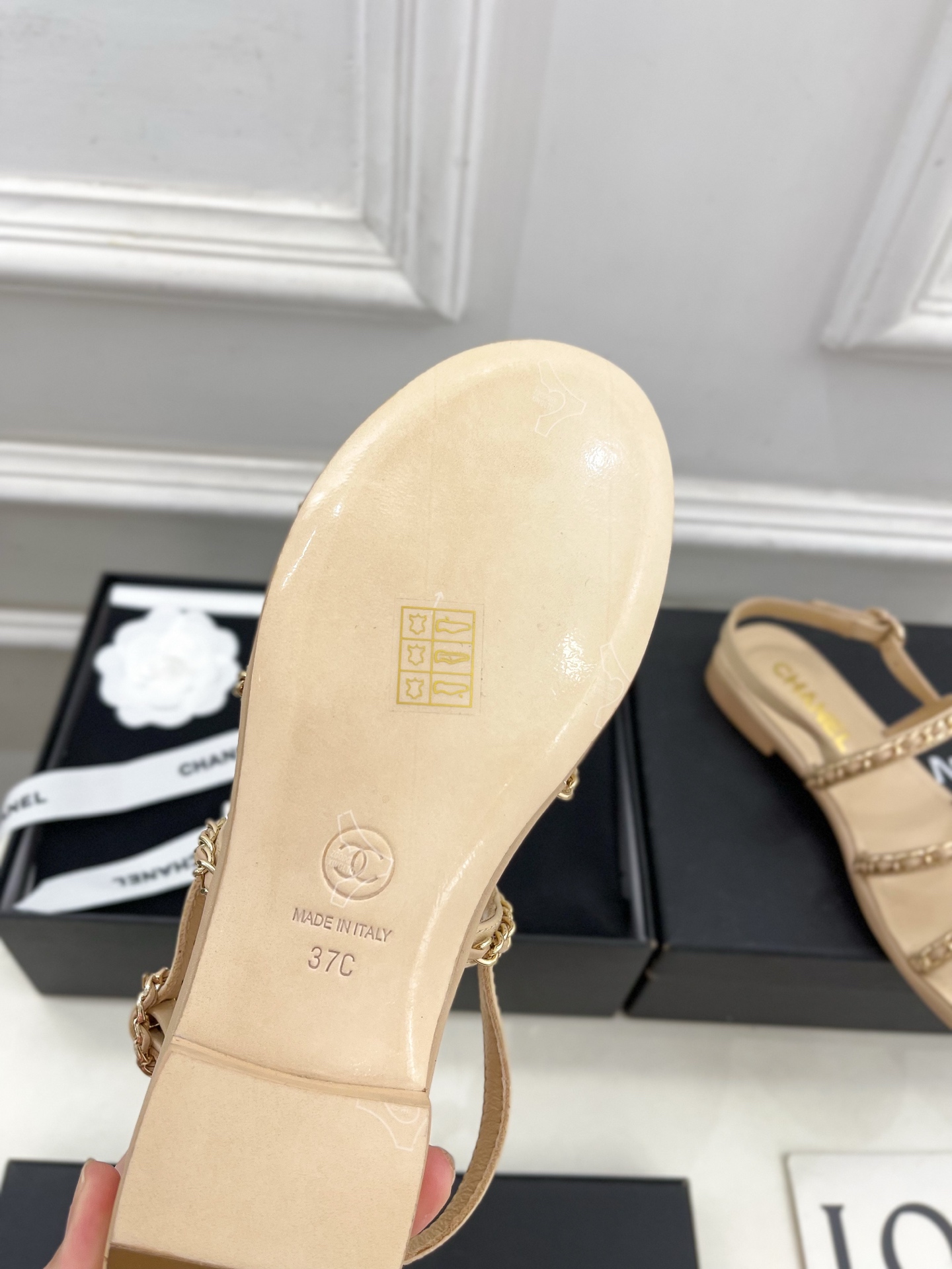 𝐂𝐇𝐀𝐍𝐄𝐋  | 小香  25𝐬𝐬 

🦋2025 春夏新品  专柜经典款 小香双C扣链条平底凉鞋系列