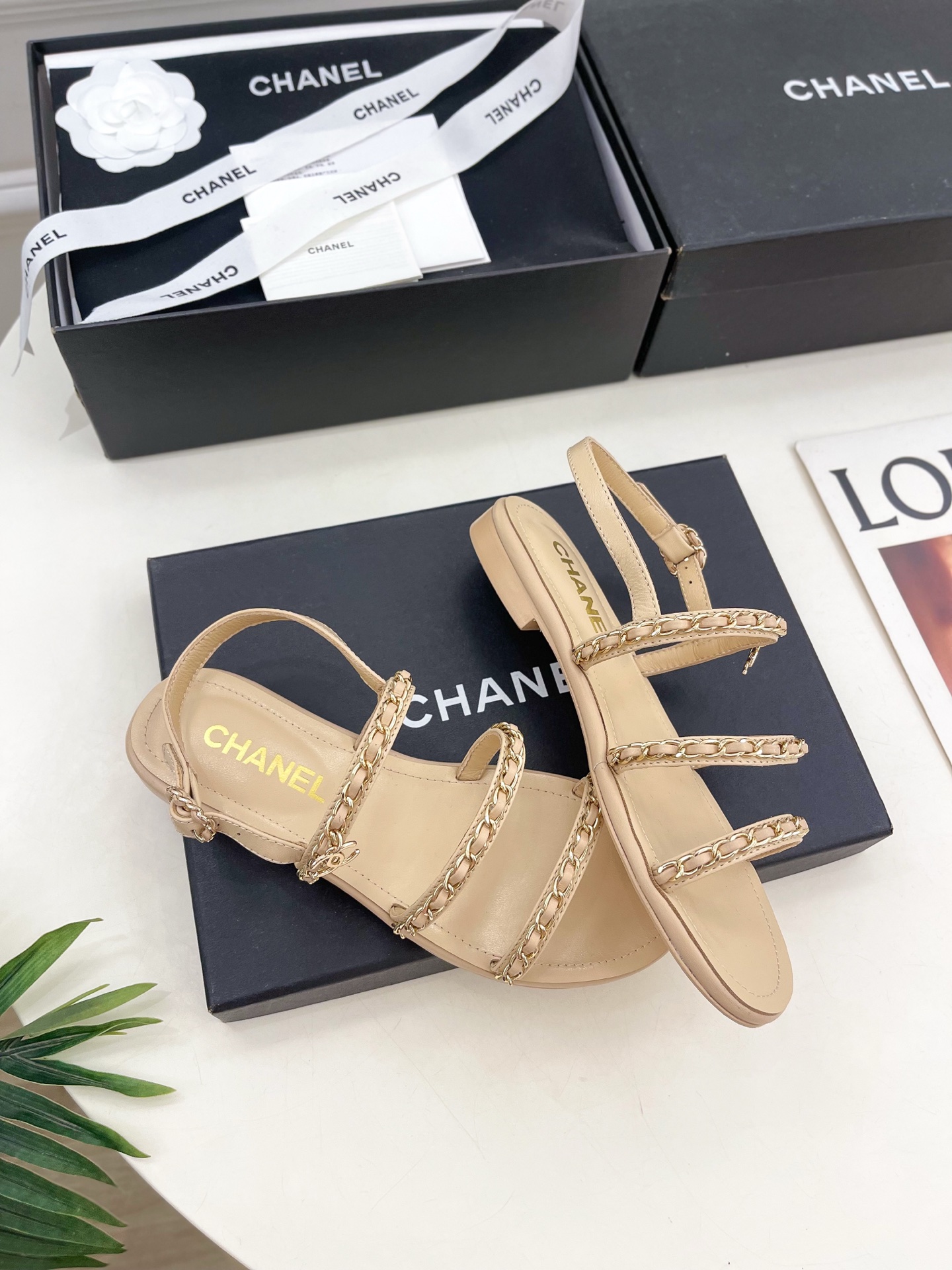 𝐂𝐇𝐀𝐍𝐄𝐋  | 小香  25𝐬𝐬 

🦋2025 春夏新品  专柜经典款 小香双C扣链条平底凉鞋系列