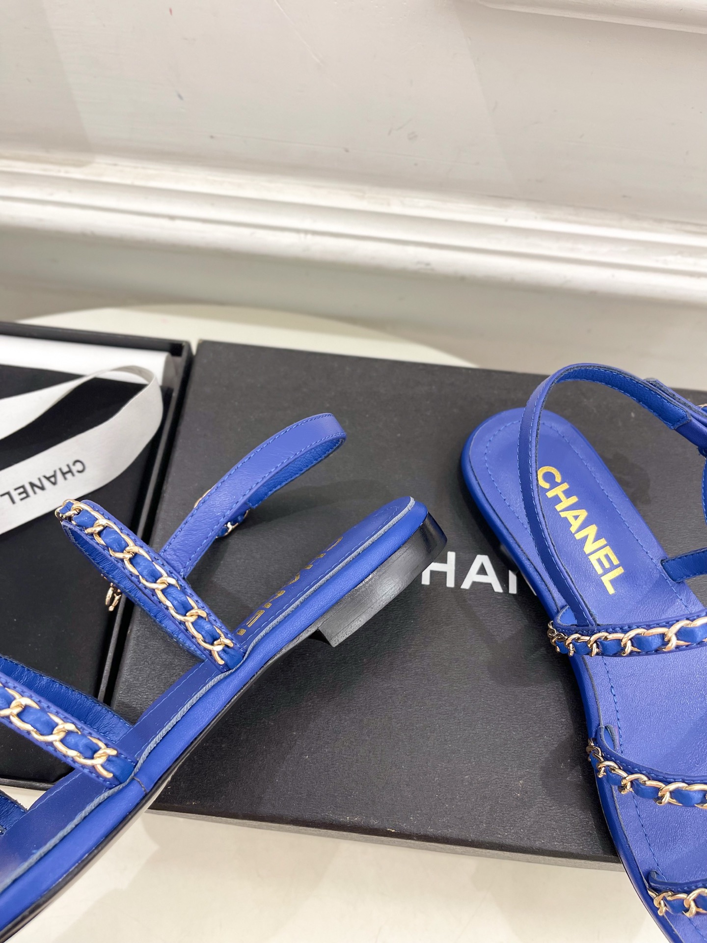 𝐂𝐇𝐀𝐍𝐄𝐋  | 小香  25𝐬𝐬 

🦋2025 春夏新品  专柜经典款 小香双C扣链条平底凉鞋系列
