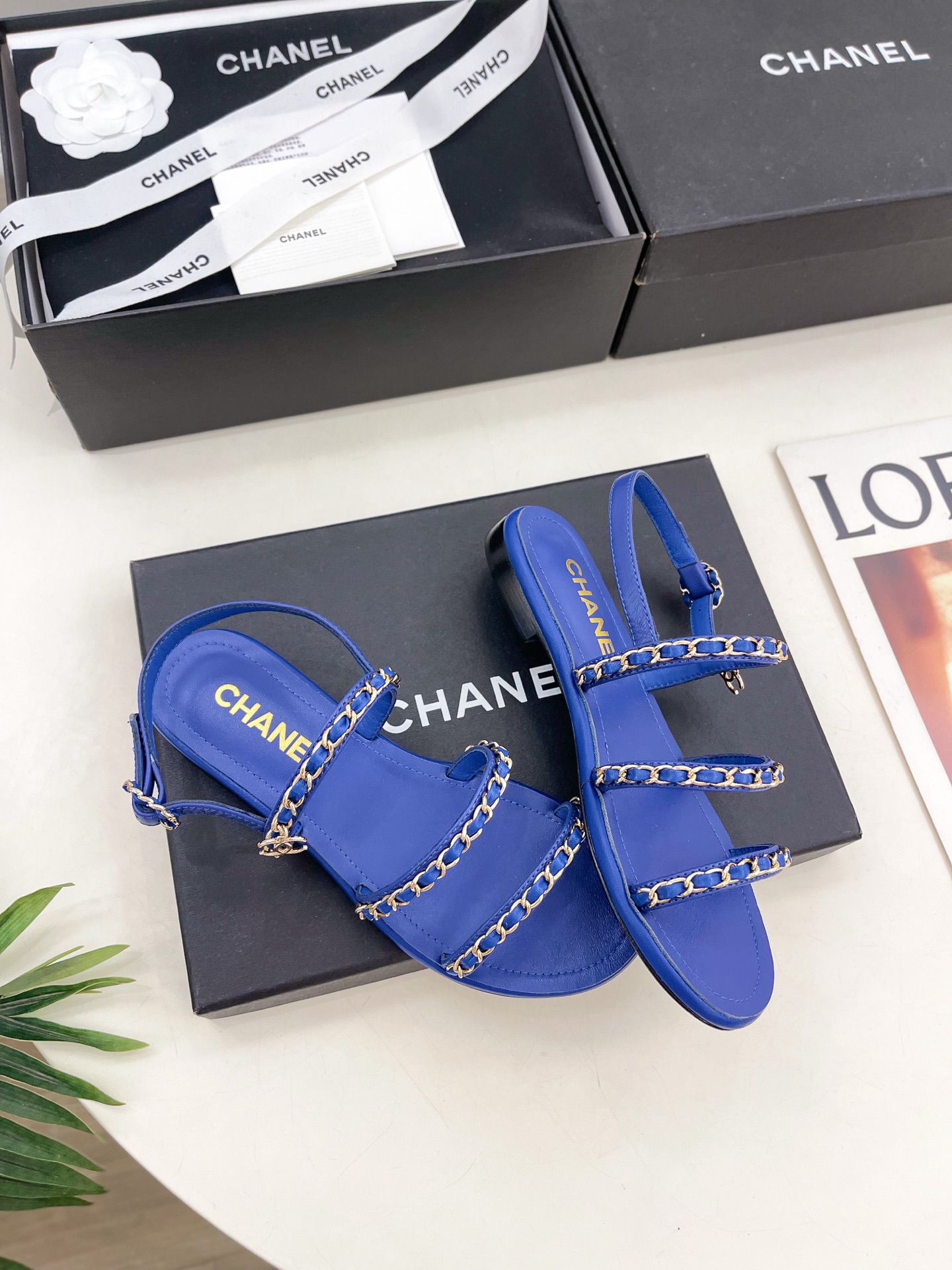 𝐂𝐇𝐀𝐍𝐄𝐋  | 小香  25𝐬𝐬 

🦋2025 春夏新品  专柜经典款 小香双C扣链条平底凉鞋系列