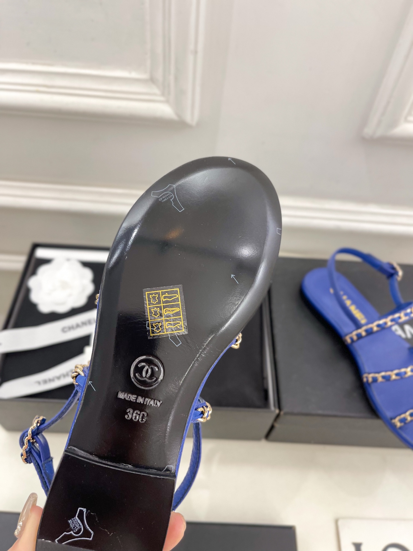 𝐂𝐇𝐀𝐍𝐄𝐋  | 小香  25𝐬𝐬 

🦋2025 春夏新品  专柜经典款 小香双C扣链条平底凉鞋系列