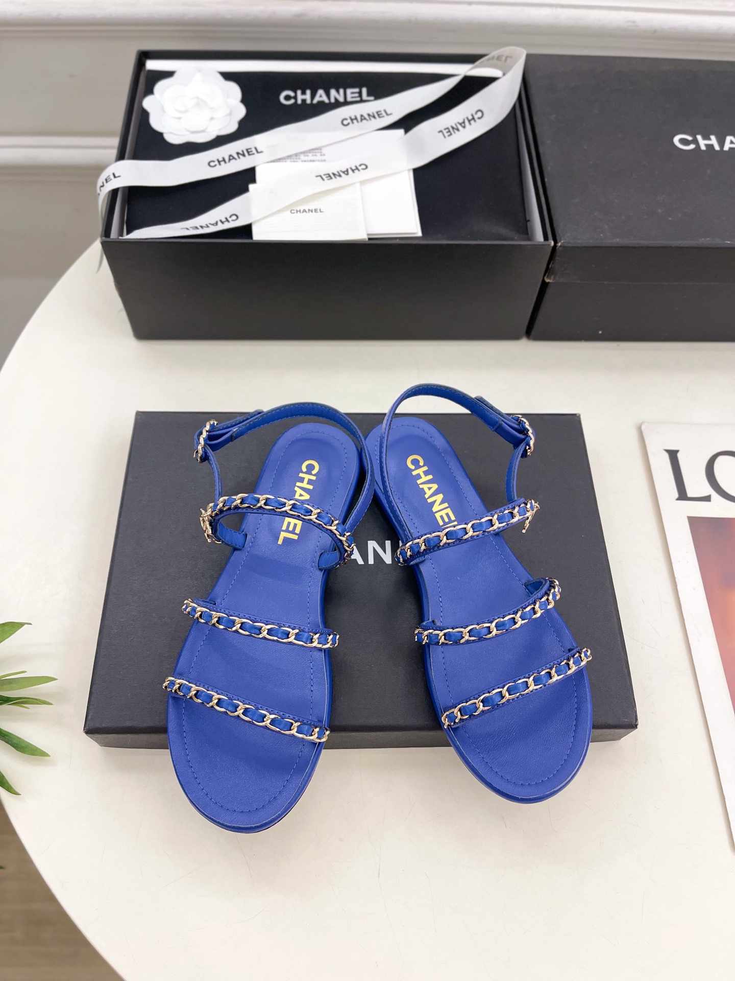 𝐂𝐇𝐀𝐍𝐄𝐋  | 小香  25𝐬𝐬 

🦋2025 春夏新品  专柜经典款 小香双C扣链条平底凉鞋系列