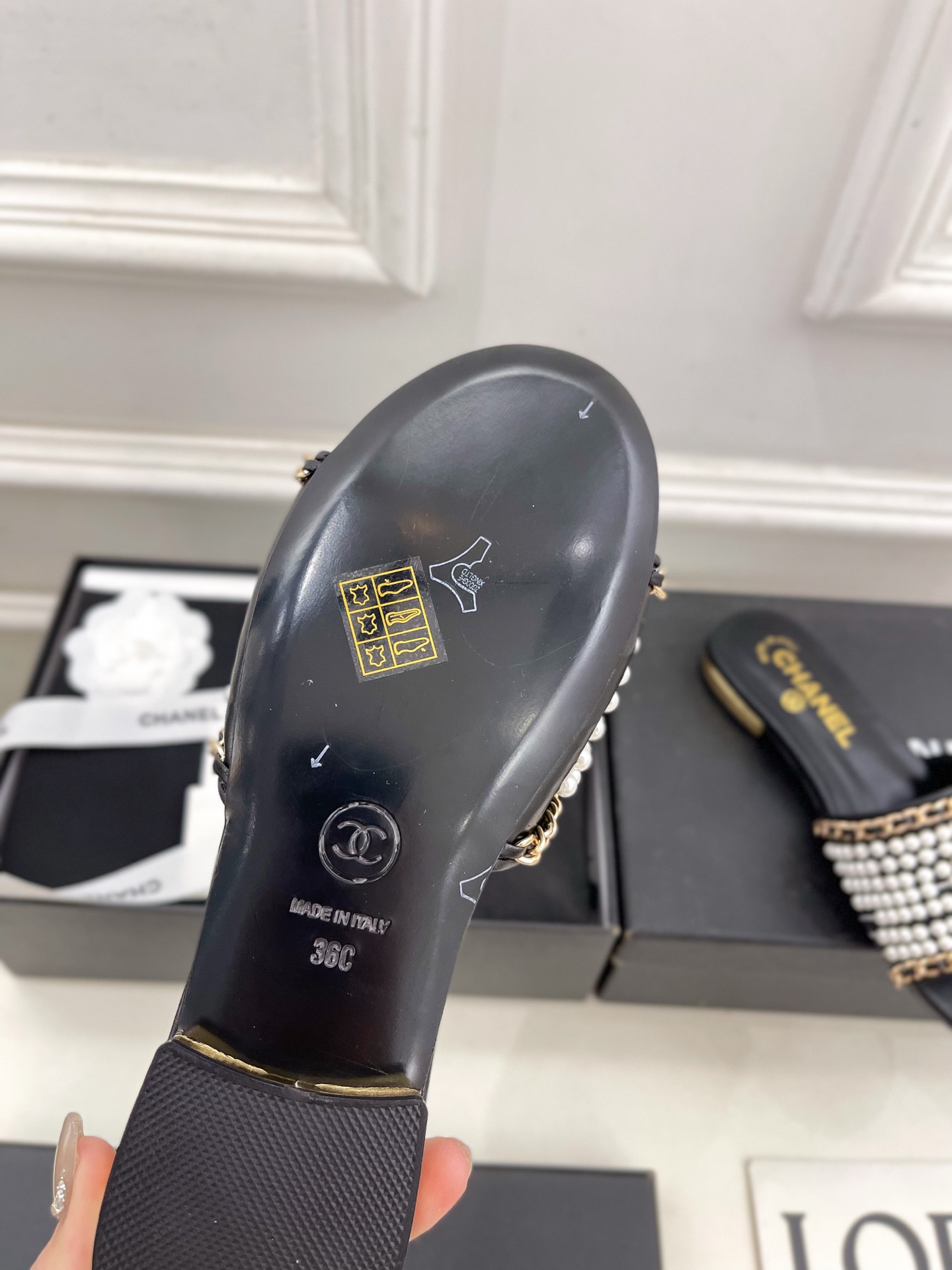 𝐂𝐇𝐀𝐍𝐄𝐋  | 小香  25𝐬𝐬 

🦋2025 春夏新品  专柜经典款 小香珍珠双C扣链条平底拖鞋