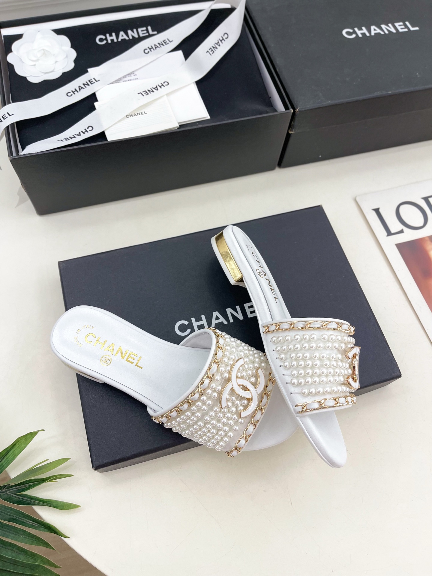 𝐂𝐇𝐀𝐍𝐄𝐋  | 小香  25𝐬𝐬 

🦋2025 春夏新品  专柜经典款 小香珍珠双C扣链条平底拖鞋