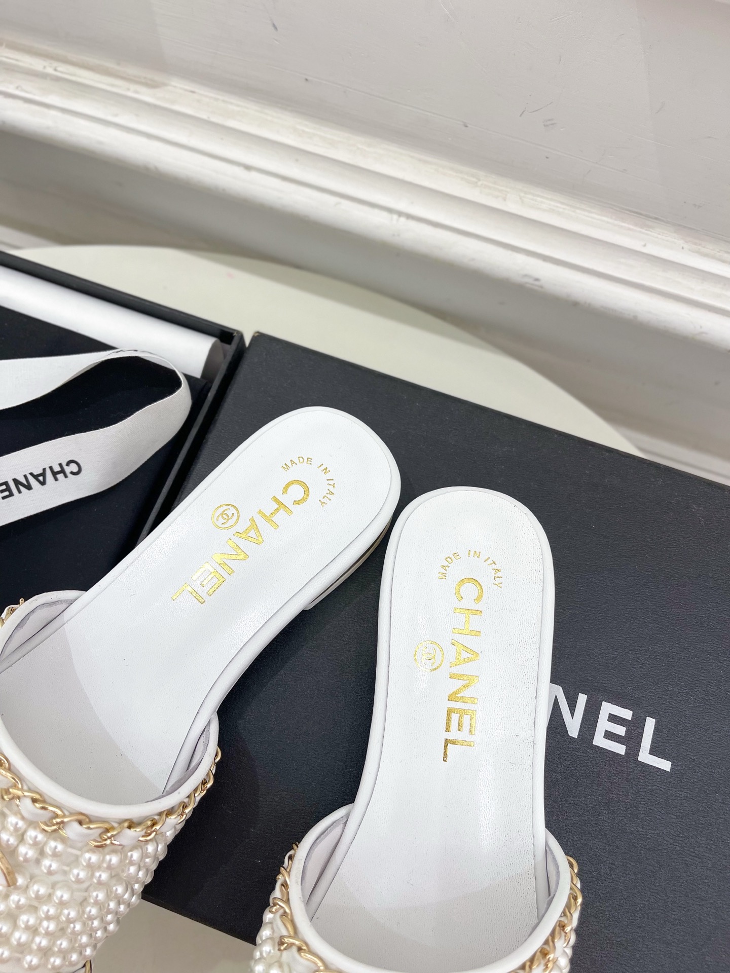 𝐂𝐇𝐀𝐍𝐄𝐋  | 小香  25𝐬𝐬 

🦋2025 春夏新品  专柜经典款 小香珍珠双C扣链条平底拖鞋