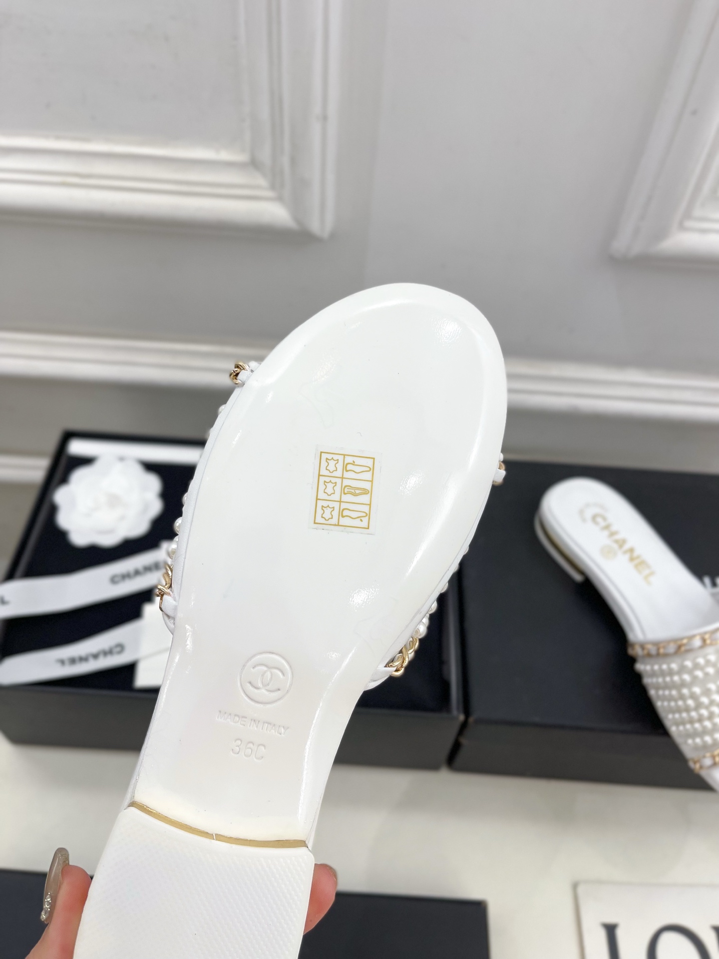 𝐂𝐇𝐀𝐍𝐄𝐋  | 小香  25𝐬𝐬 

🦋2025 春夏新品  专柜经典款 小香珍珠双C扣链条平底拖鞋