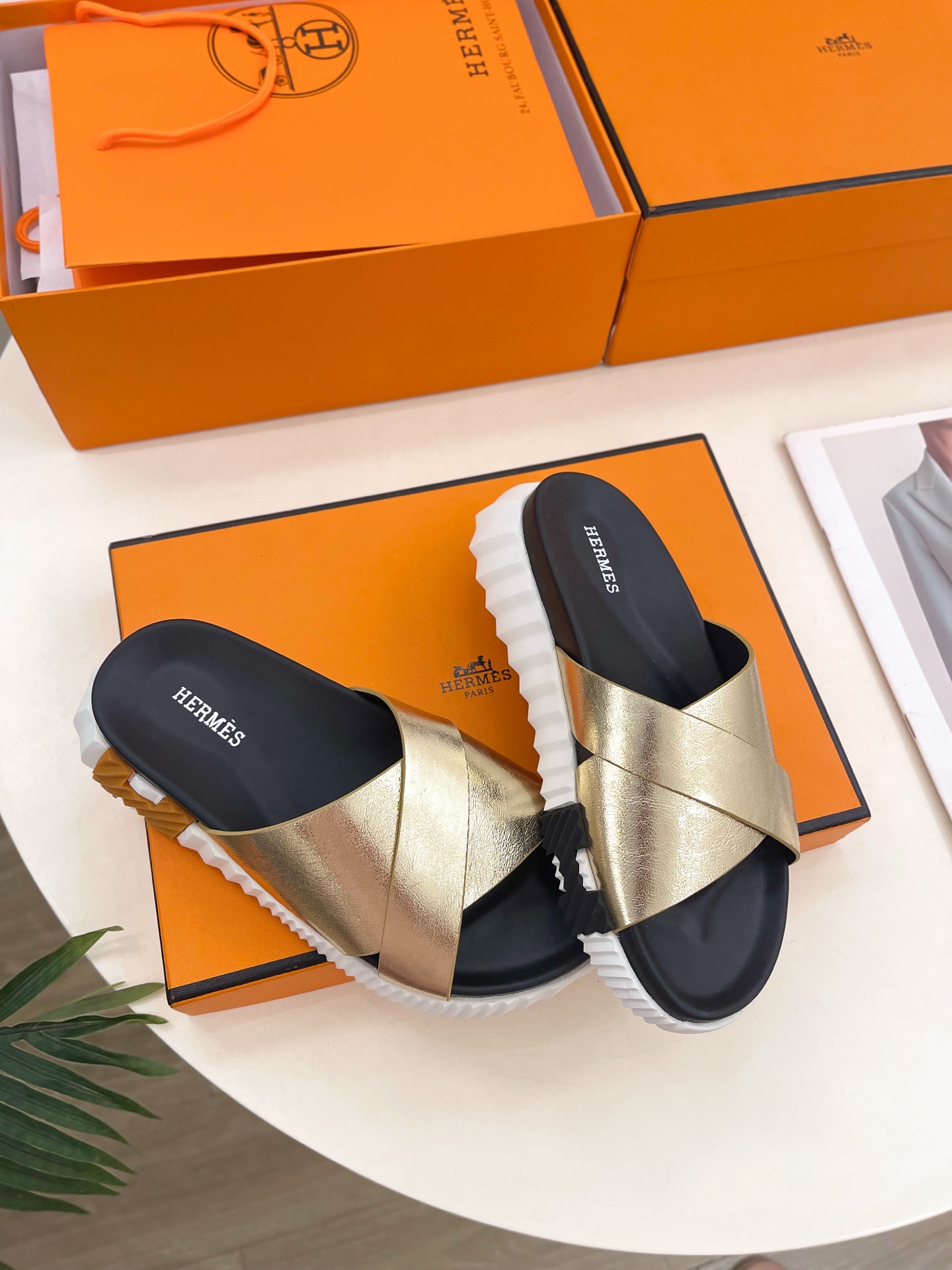 🐎𝐇𝐄𝐑𝐌𝐄* 爱玛仕 25𝐬𝐬 

🌈2025春夏新品 专柜新款 H家lnfra交叉休闲拖鞋系列〰


