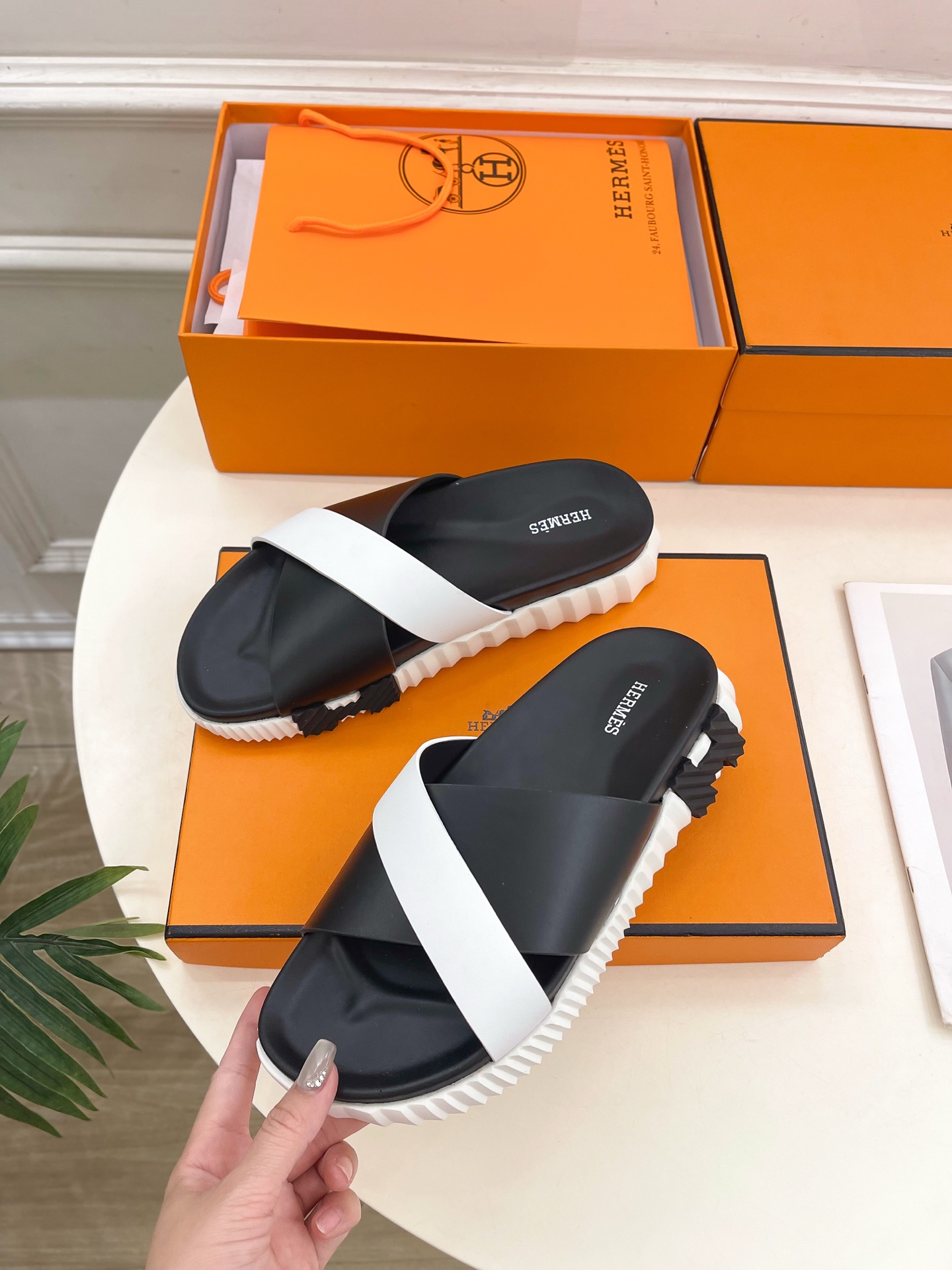 🐎𝐇𝐄𝐑𝐌𝐄* 爱玛仕 25𝐬𝐬 

🌈2025春夏新品 专柜新款 H家lnfra交叉休闲拖鞋系列〰

