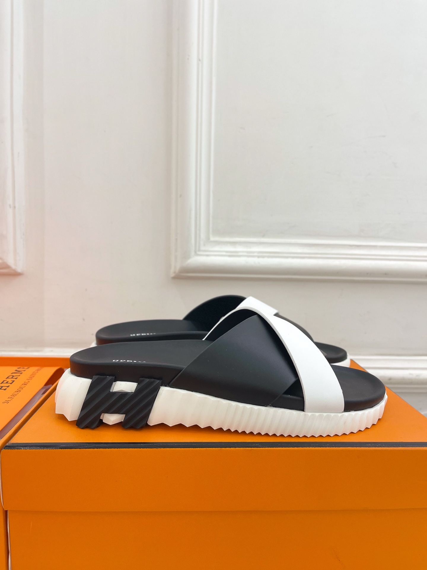 🐎𝐇𝐄𝐑𝐌𝐄* 爱玛仕 25𝐬𝐬 

🌈2025春夏新品 专柜新款 H家lnfra交叉休闲拖鞋系列〰


