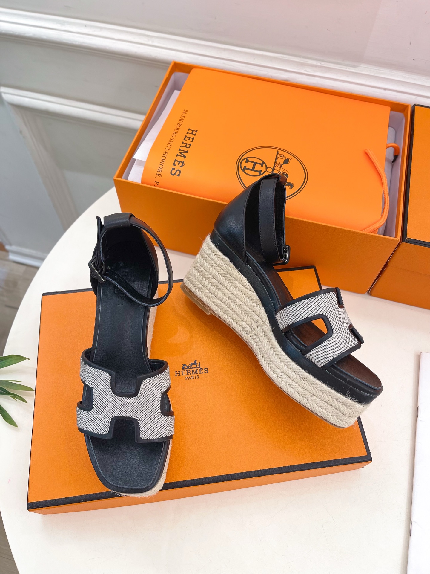 🐎𝐇𝐄𝐑𝐌𝐄* 爱玛仕 25𝐬𝐬 

🌈2025春夏新品 专柜新款H型麻绳厚底坡跟凉鞋系列〰

◽鞋面：