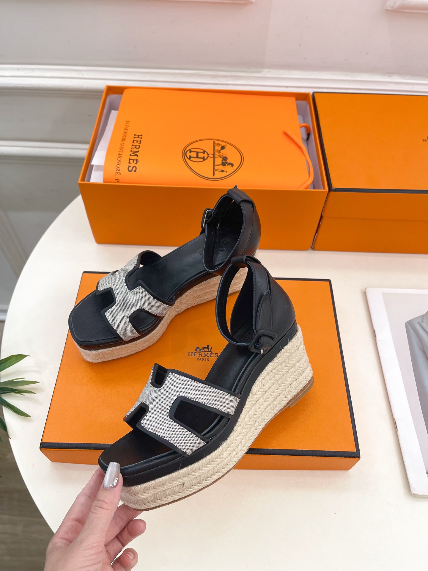 🐎𝐇𝐄𝐑𝐌𝐄* 爱玛仕 25𝐬𝐬 

🌈2025春夏新品 专柜新款H型麻绳厚底坡跟凉鞋系列〰

◽鞋面：
