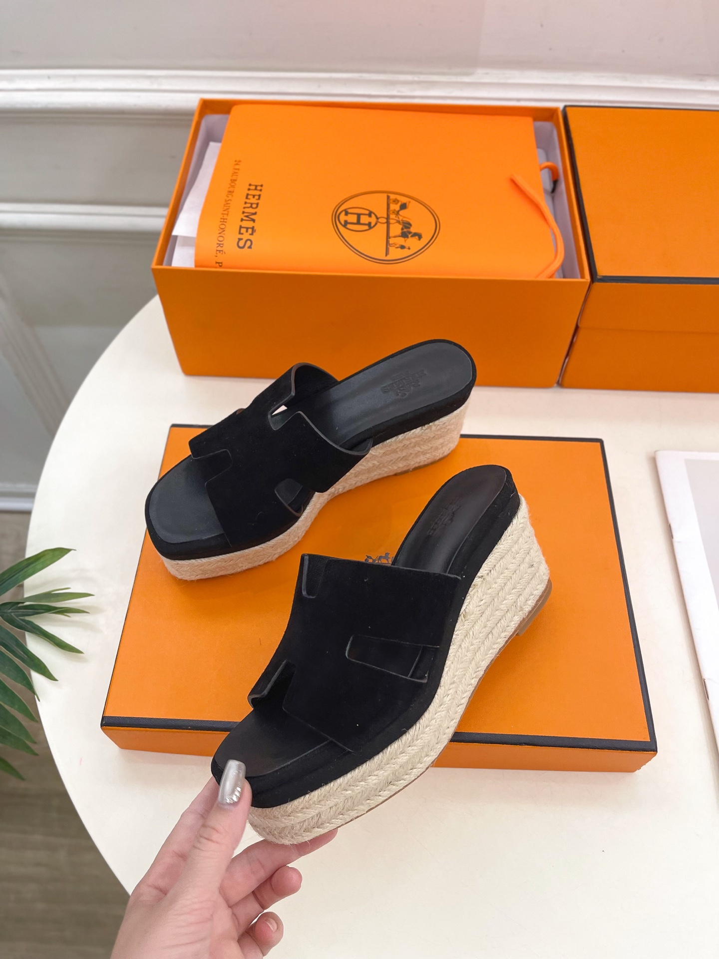 🐎𝐇𝐄𝐑𝐌𝐄* 爱玛仕 25𝐬𝐬 

🌈2025春夏新品 专柜新款H型麻绳厚底坡跟拖鞋系列〰

◽鞋面：