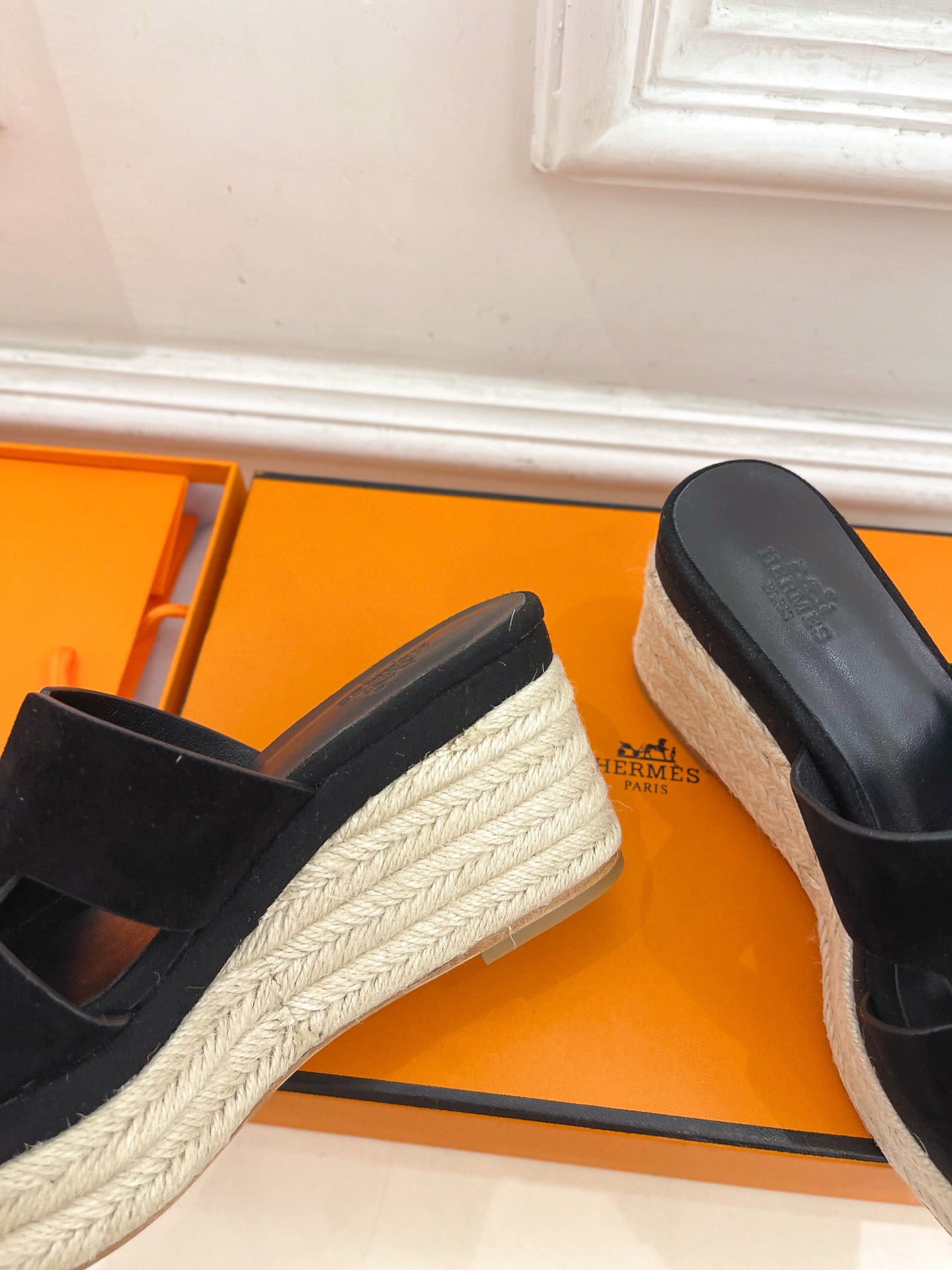 🐎𝐇𝐄𝐑𝐌𝐄* 爱玛仕 25𝐬𝐬 

🌈2025春夏新品 专柜新款H型麻绳厚底坡跟拖鞋系列〰

◽鞋面：