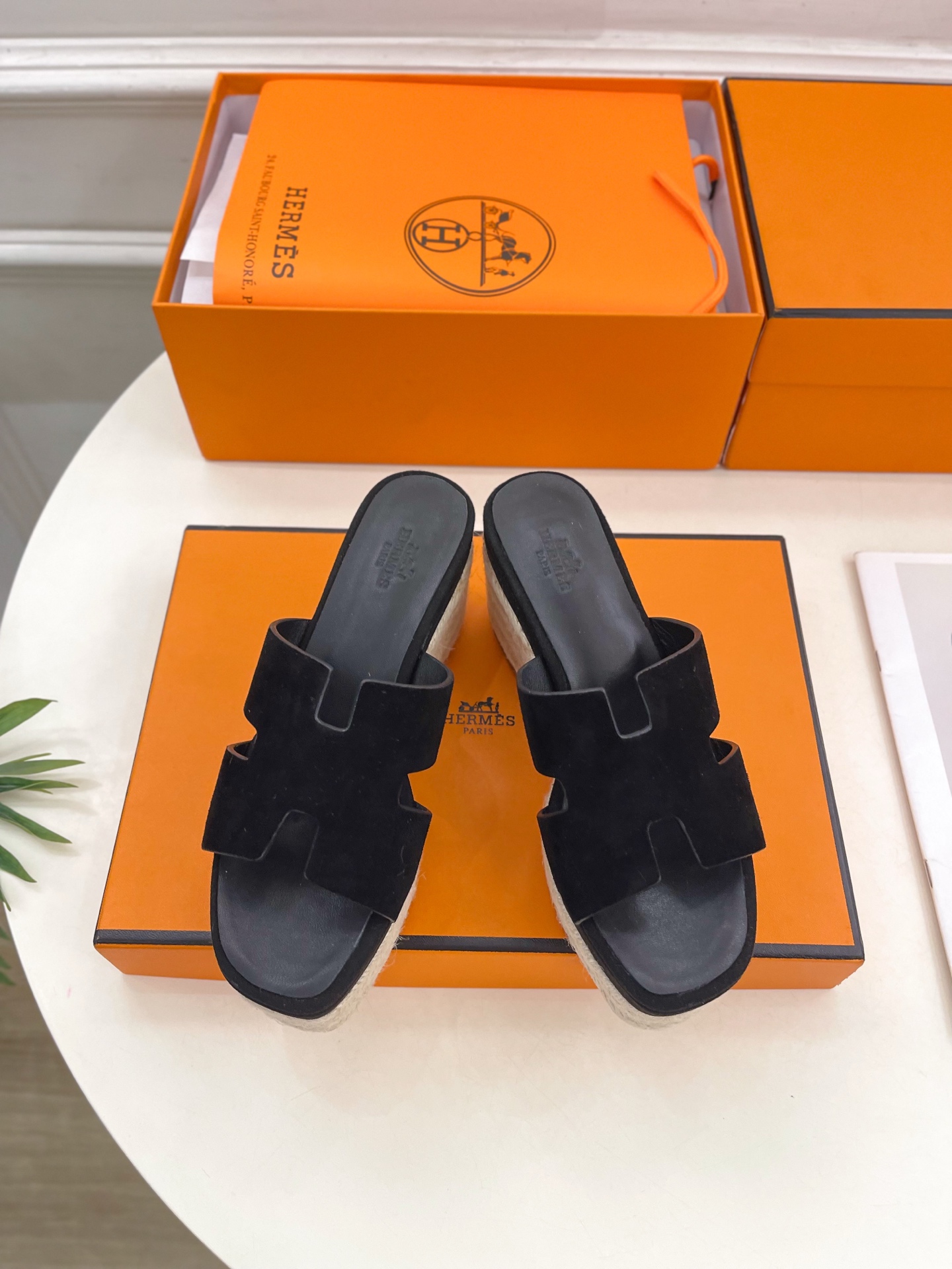 🐎𝐇𝐄𝐑𝐌𝐄* 爱玛仕 25𝐬𝐬 

🌈2025春夏新品 专柜新款H型麻绳厚底坡跟拖鞋系列〰

◽鞋面：