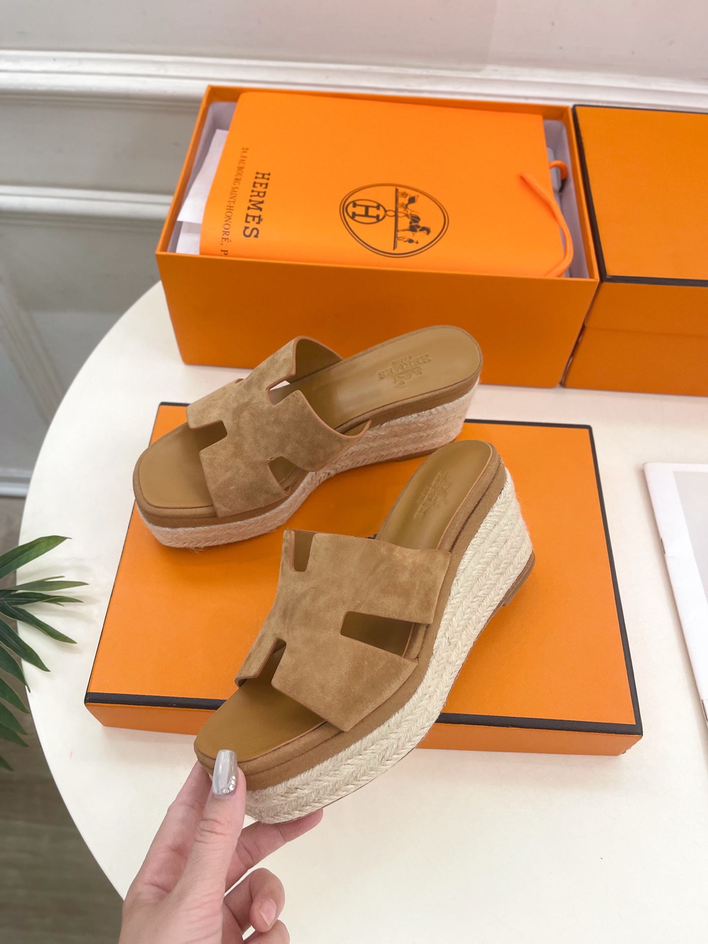 🐎𝐇𝐄𝐑𝐌𝐄* 爱玛仕 25𝐬𝐬 

🌈2025春夏新品 专柜新款H型麻绳厚底坡跟拖鞋系列〰

◽鞋面：