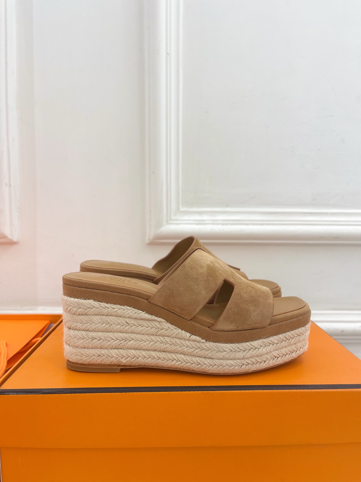 🐎𝐇𝐄𝐑𝐌𝐄* 爱玛仕 25𝐬𝐬 

🌈2025春夏新品 专柜新款H型麻绳厚底坡跟拖鞋系列〰

◽鞋面：