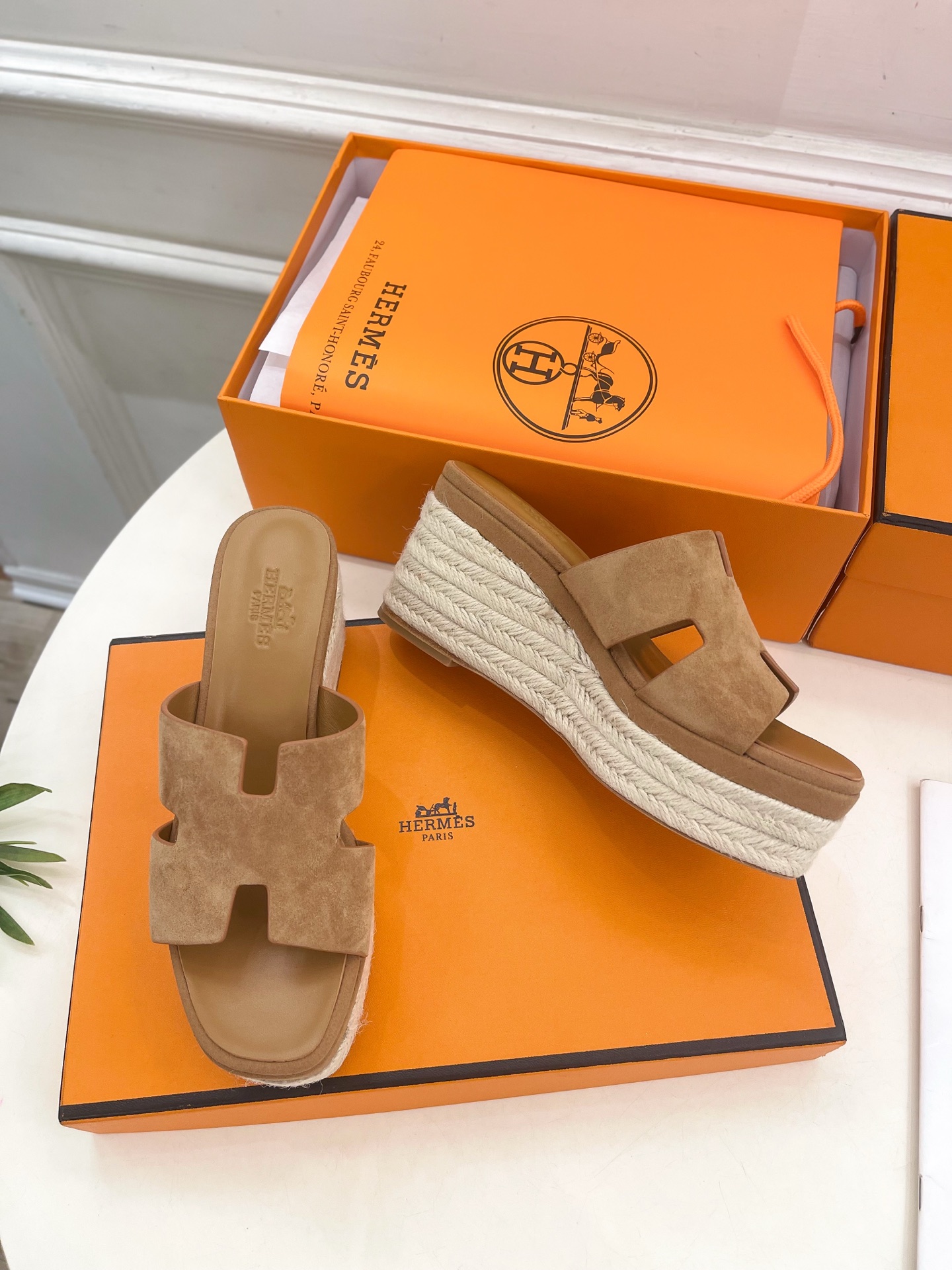 🐎𝐇𝐄𝐑𝐌𝐄* 爱玛仕 25𝐬𝐬 

🌈2025春夏新品 专柜新款H型麻绳厚底坡跟拖鞋系列〰

◽鞋面：