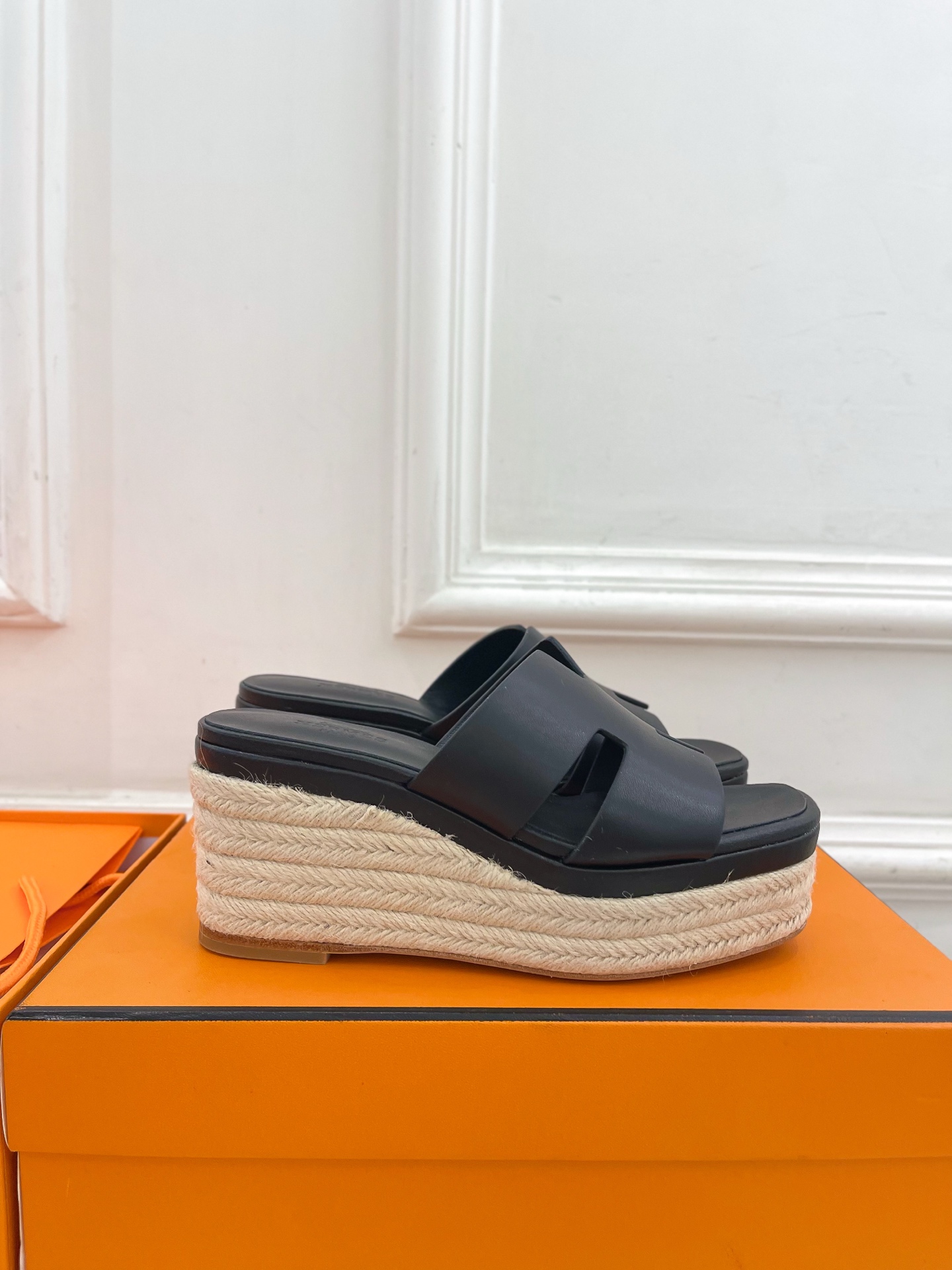 🐎𝐇𝐄𝐑𝐌𝐄* 爱玛仕 25𝐬𝐬 

🌈2025春夏新品 专柜新款H型麻绳厚底坡跟拖鞋系列〰

◽鞋面：