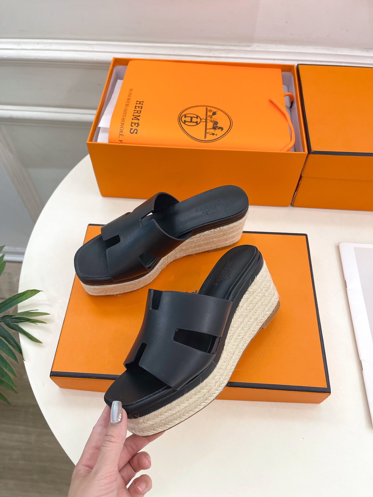 🐎𝐇𝐄𝐑𝐌𝐄* 爱玛仕 25𝐬𝐬 

🌈2025春夏新品 专柜新款H型麻绳厚底坡跟拖鞋系列〰

◽鞋面：