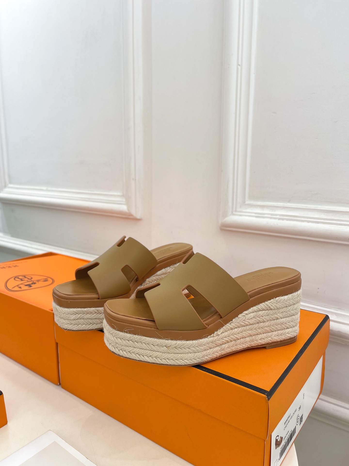 🐎𝐇𝐄𝐑𝐌𝐄* 爱玛仕 25𝐬𝐬 

🌈2025春夏新品 专柜新款H型麻绳厚底坡跟拖鞋系列〰

◽鞋面：