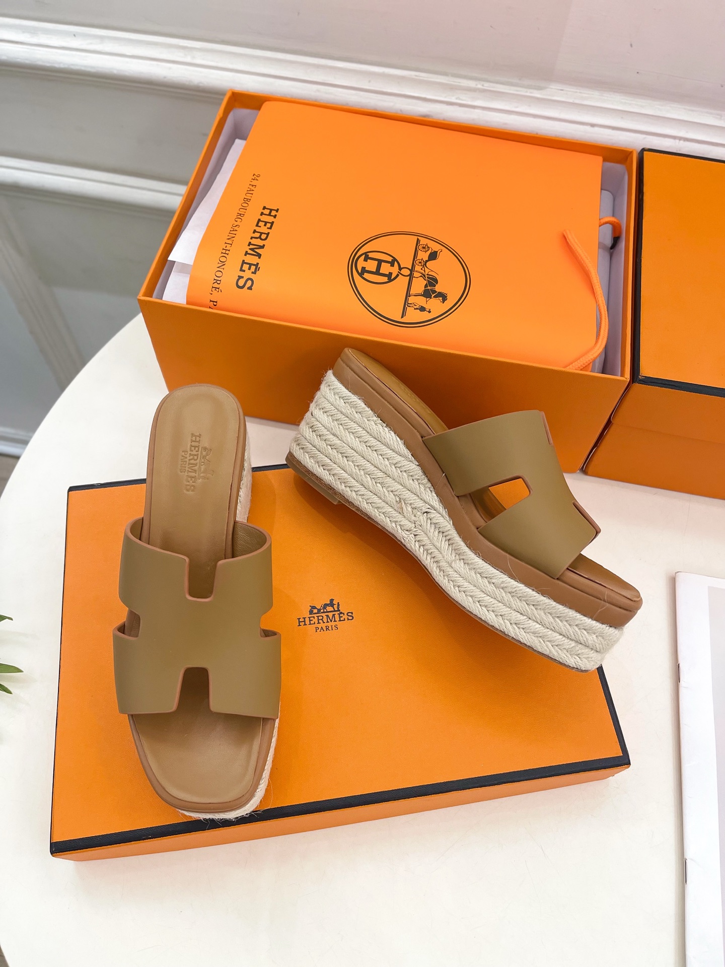 🐎𝐇𝐄𝐑𝐌𝐄* 爱玛仕 25𝐬𝐬 

🌈2025春夏新品 专柜新款H型麻绳厚底坡跟拖鞋系列〰

◽鞋面：