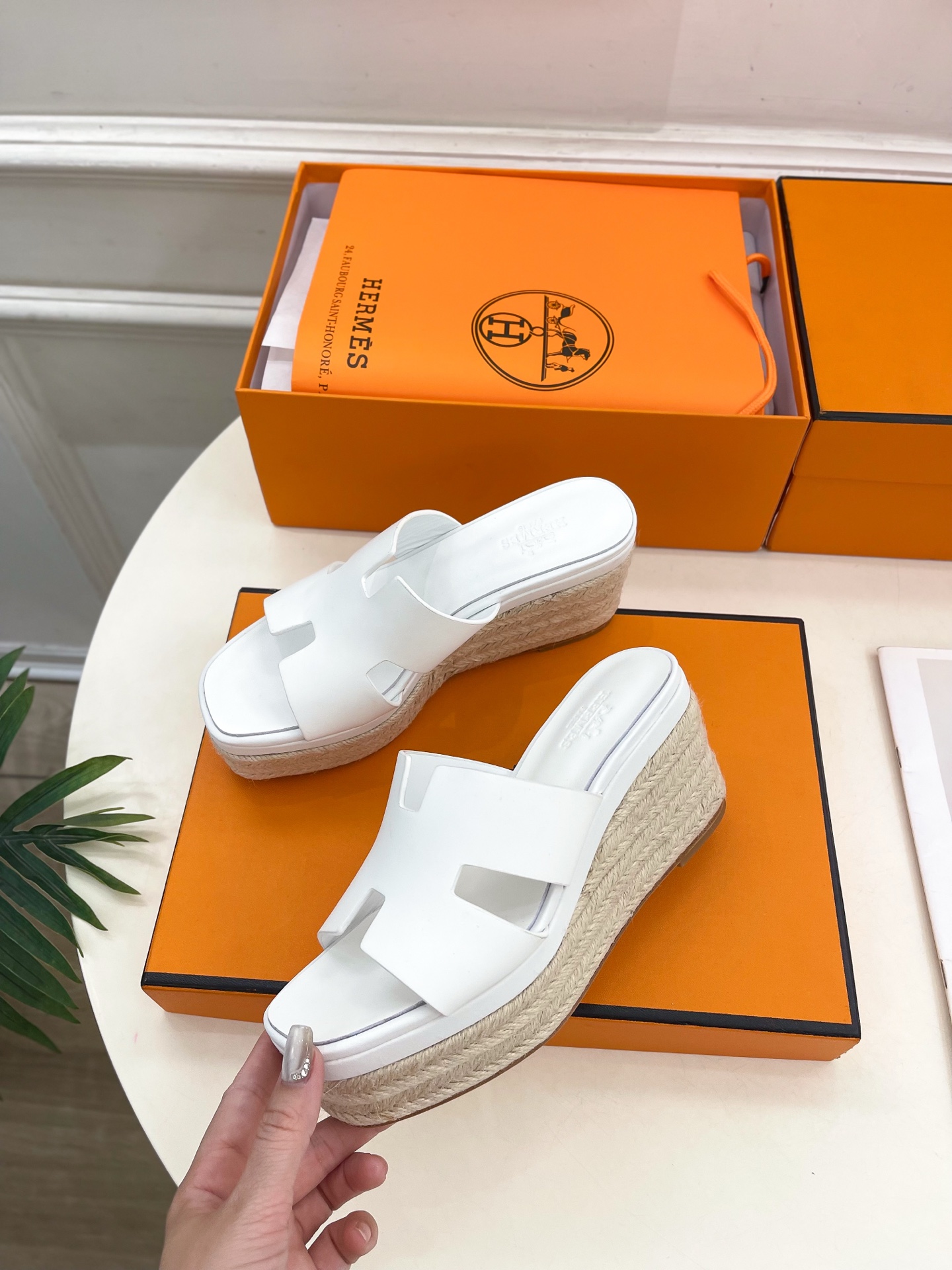 🐎𝐇𝐄𝐑𝐌𝐄* 爱玛仕 25𝐬𝐬 

🌈2025春夏新品 专柜新款H型麻绳厚底坡跟拖鞋系列〰

◽鞋面：