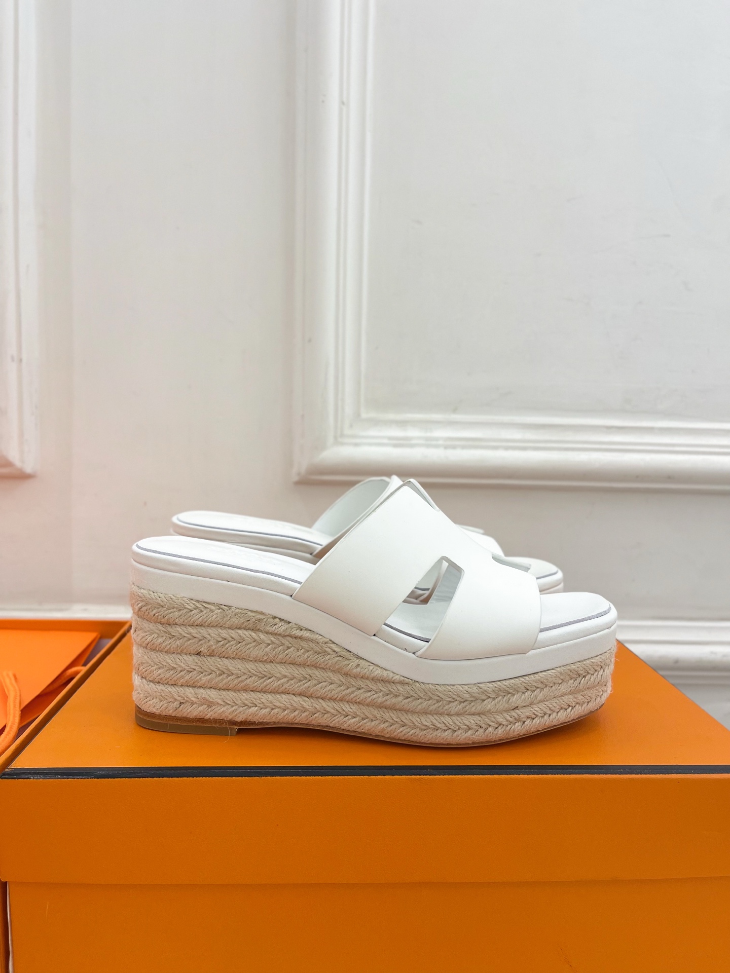 🐎𝐇𝐄𝐑𝐌𝐄* 爱玛仕 25𝐬𝐬 

🌈2025春夏新品 专柜新款H型麻绳厚底坡跟拖鞋系列〰

◽鞋面：