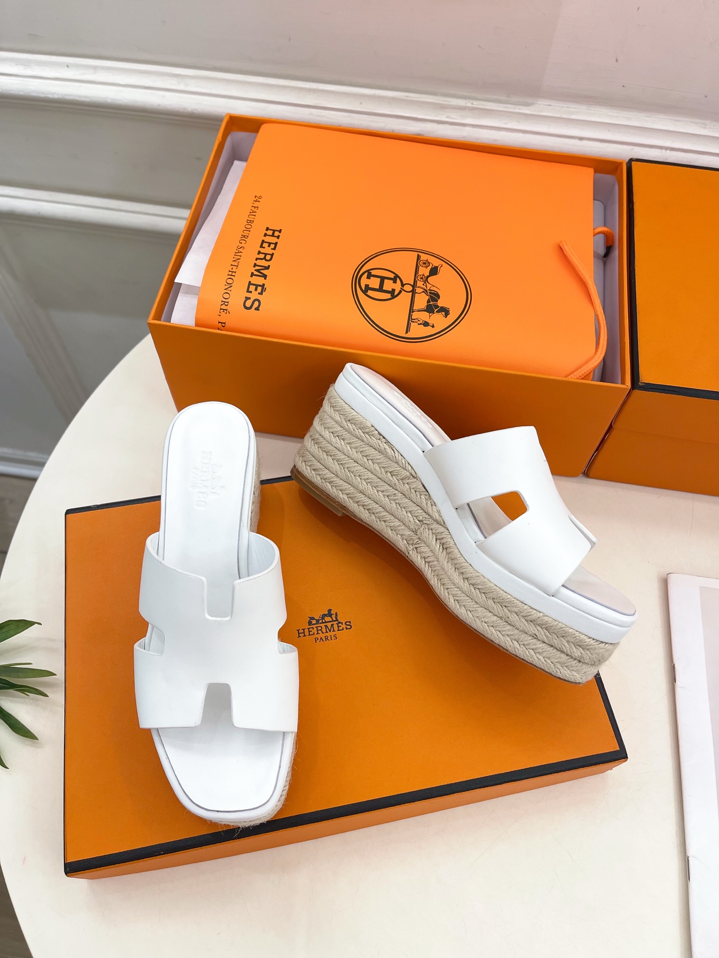 🐎𝐇𝐄𝐑𝐌𝐄* 爱玛仕 25𝐬𝐬 

🌈2025春夏新品 专柜新款H型麻绳厚底坡跟拖鞋系列〰

◽鞋面：