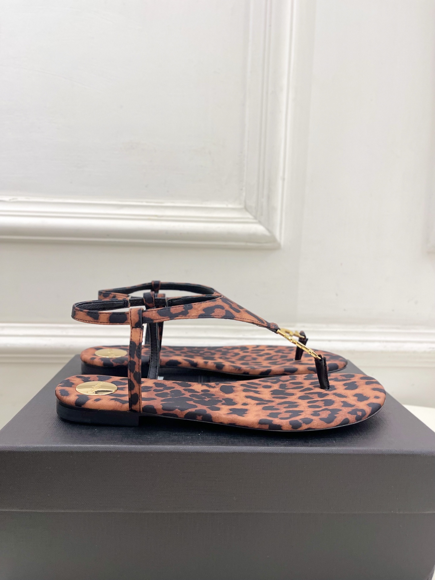 SAIN*LAURENT  圣罗兰 2025早春新品 YSL 夹脚凉鞋上新☑️
————————————
