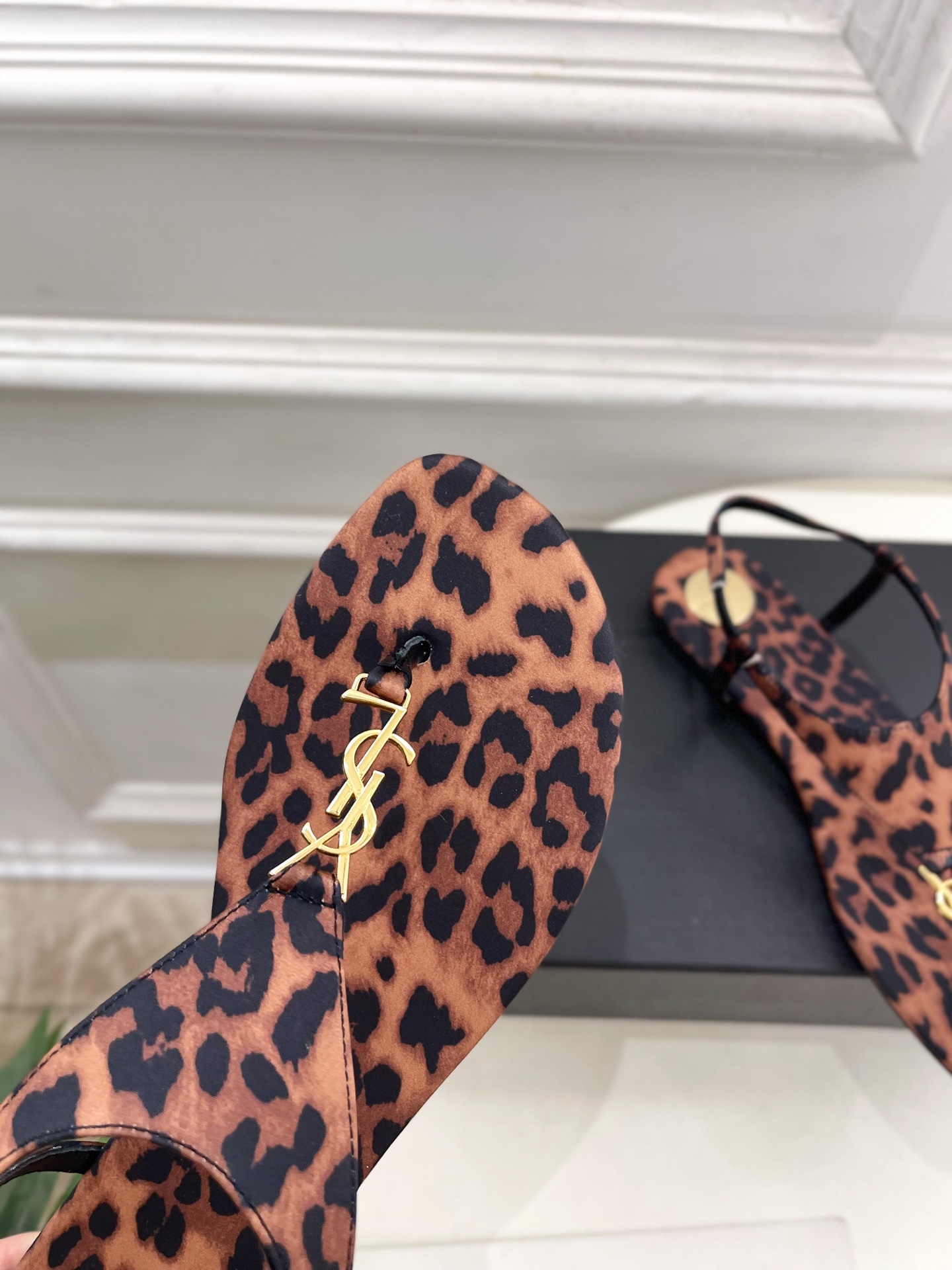 SAIN*LAURENT  圣罗兰 2025早春新品 YSL 夹脚凉鞋上新☑️
————————————