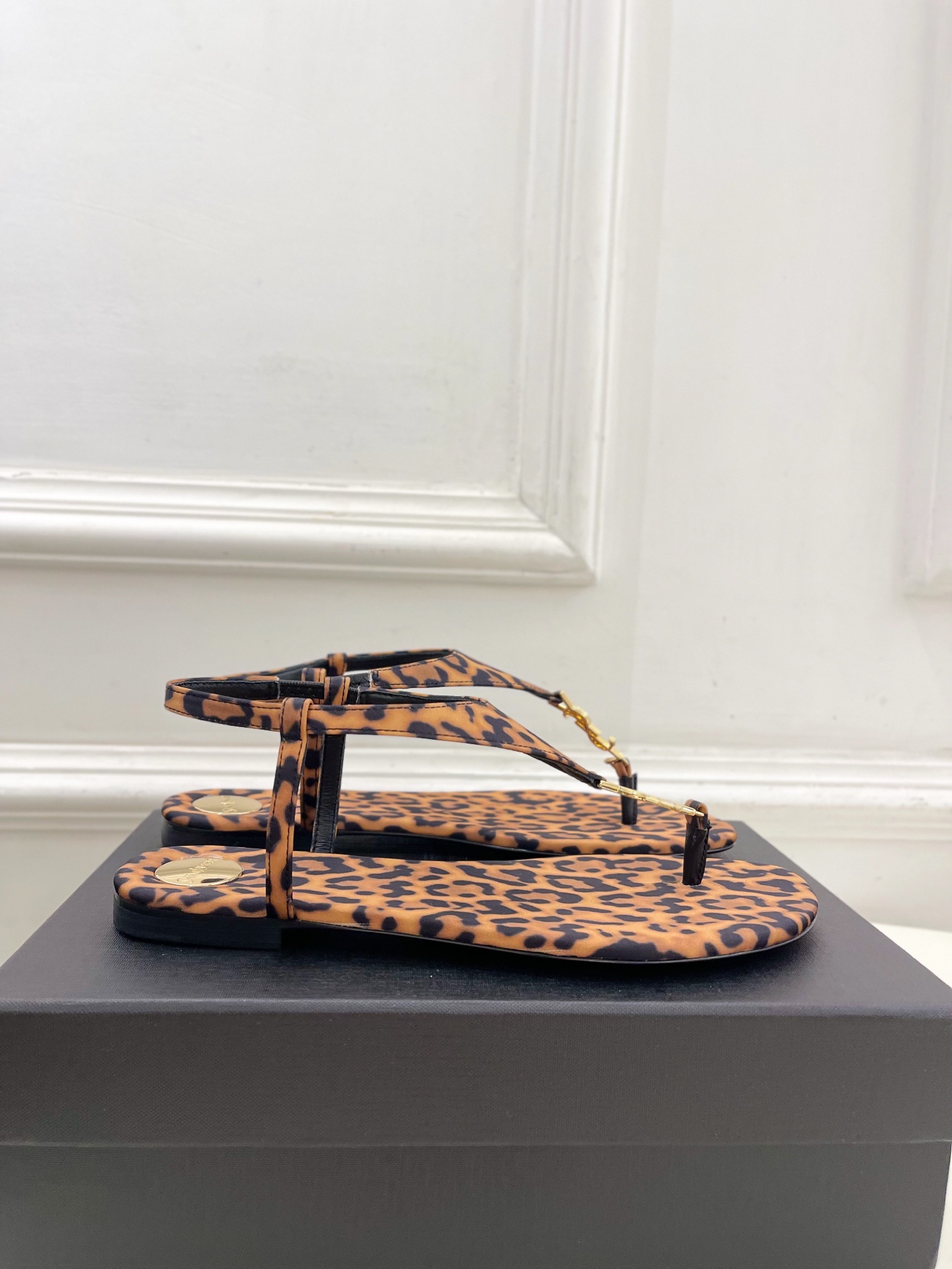 SAIN*LAURENT  圣罗兰 2025早春新品 YSL 夹脚凉鞋上新☑️
————————————