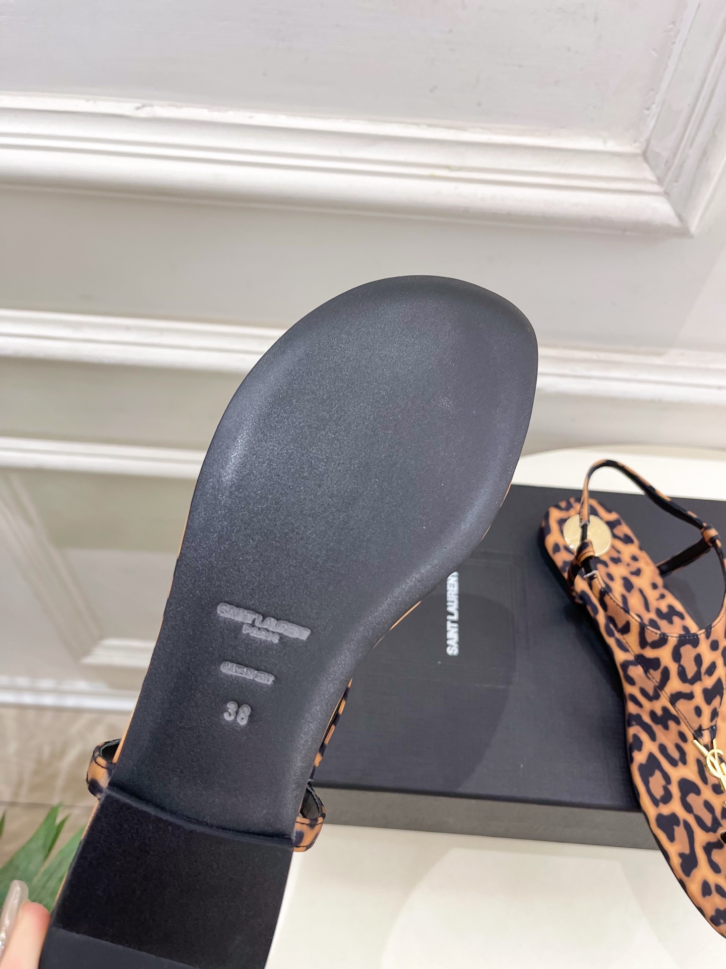 SAIN*LAURENT  圣罗兰 2025早春新品 YSL 夹脚凉鞋上新☑️
————————————