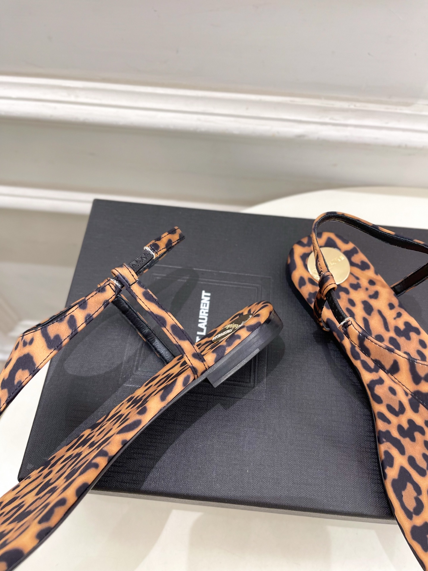 SAIN*LAURENT  圣罗兰 2025早春新品 YSL 夹脚凉鞋上新☑️
————————————