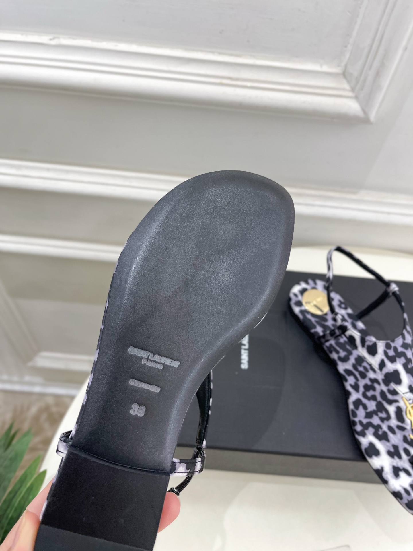 SAIN*LAURENT  圣罗兰 2025早春新品 YSL 夹脚凉鞋上新☑️
————————————