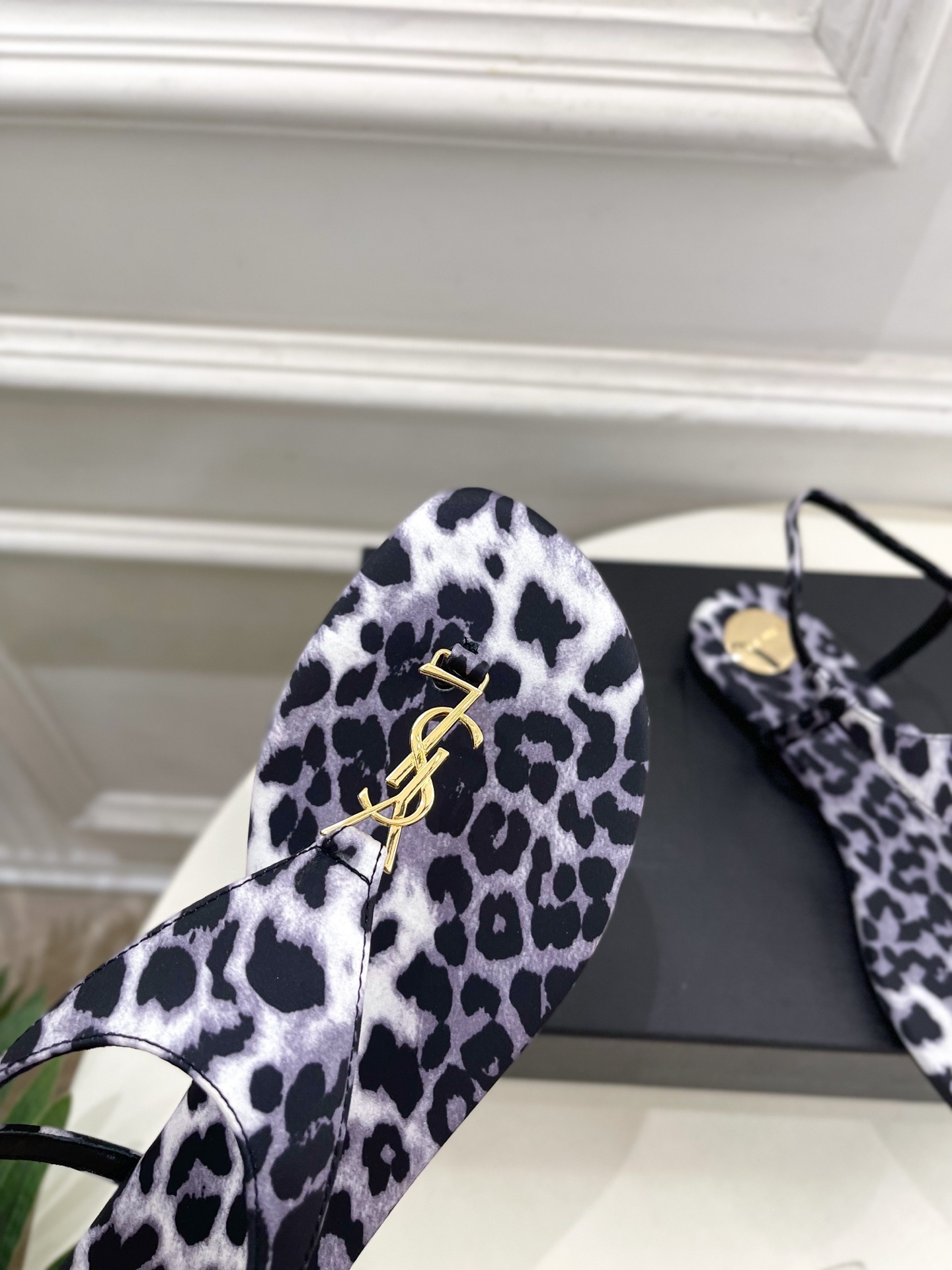 SAIN*LAURENT  圣罗兰 2025早春新品 YSL 夹脚凉鞋上新☑️
————————————