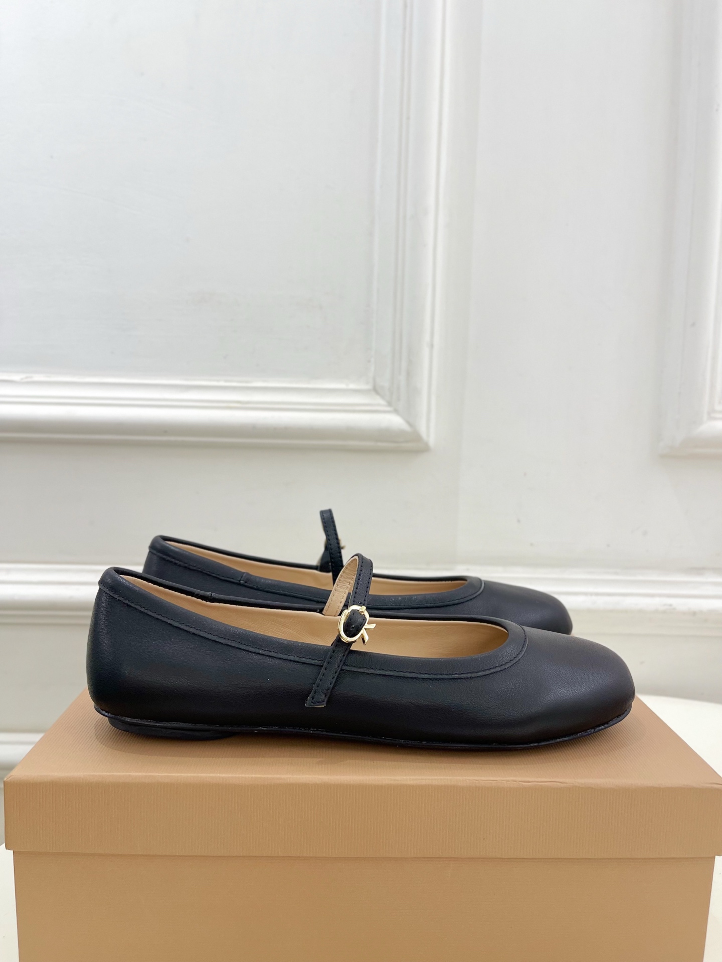 Gianvito Rossi｜吉安维托·罗西  25𝐬𝐬

2025春夏新品 GR彩色宝石玛丽珍芭蕾舞鞋