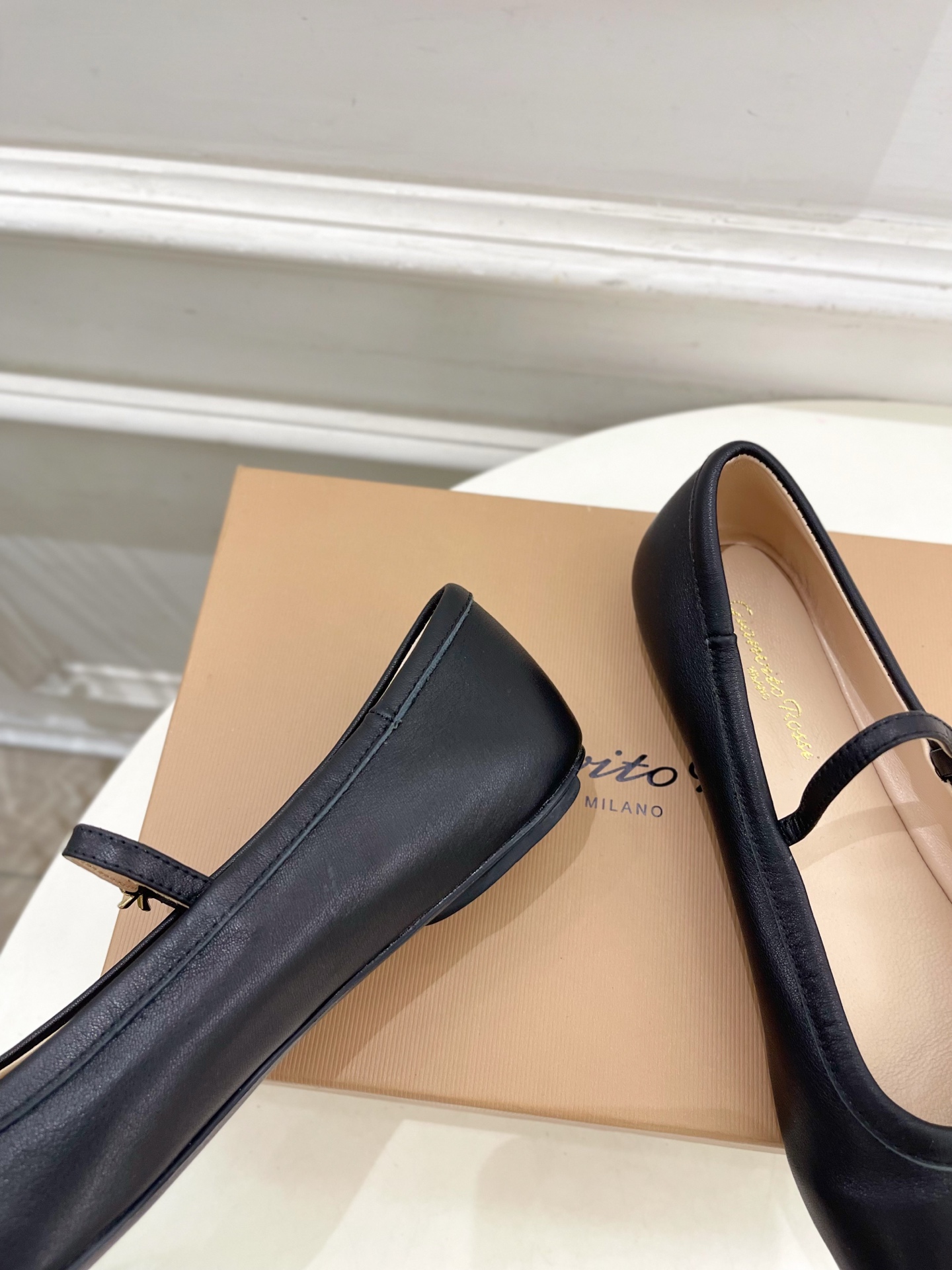 Gianvito Rossi｜吉安维托·罗西  25𝐬𝐬

2025春夏新品 GR彩色宝石玛丽珍芭蕾舞鞋