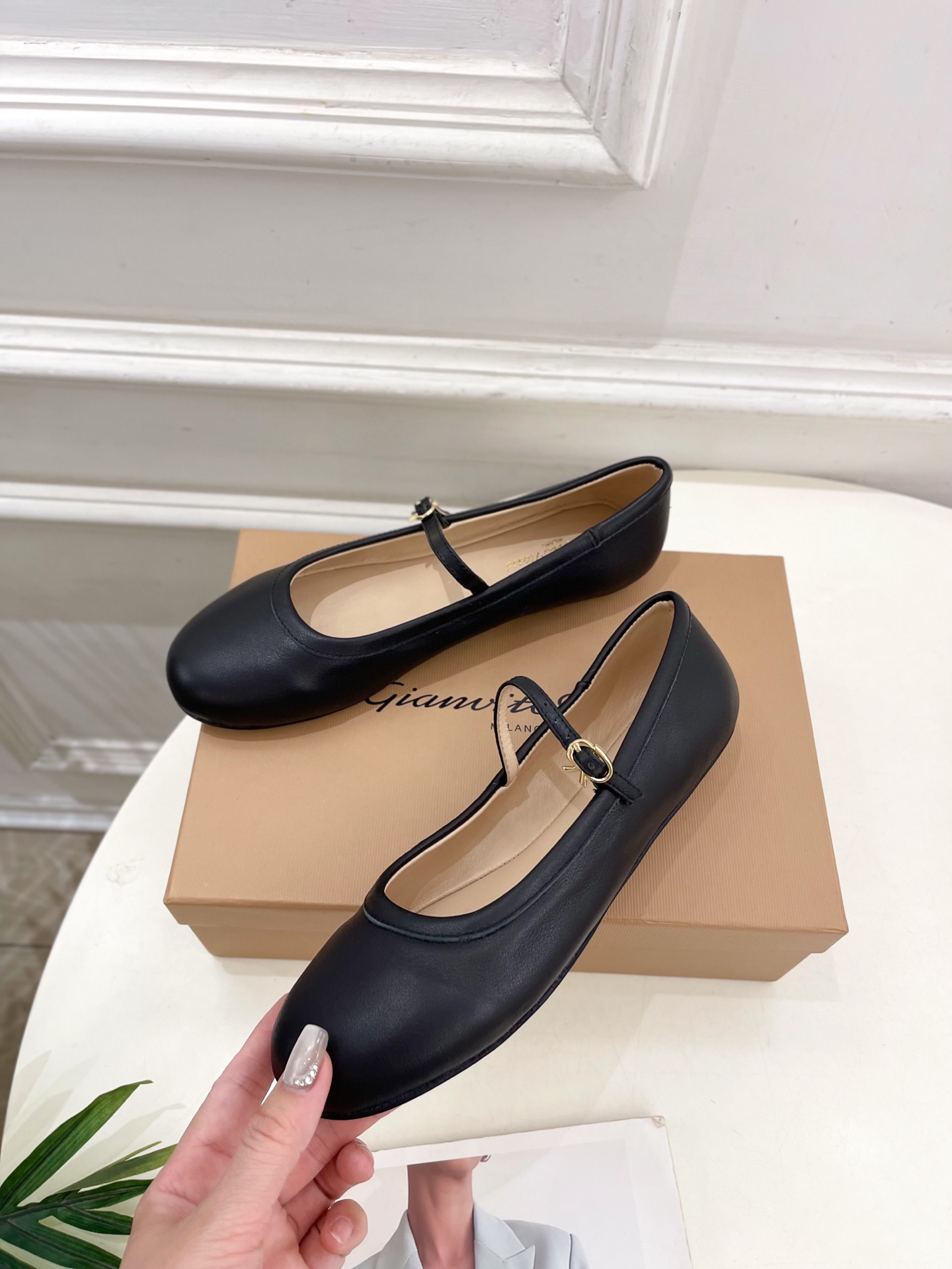 Gianvito Rossi｜吉安维托·罗西  25𝐬𝐬

2025春夏新品 GR彩色宝石玛丽珍芭蕾舞鞋
