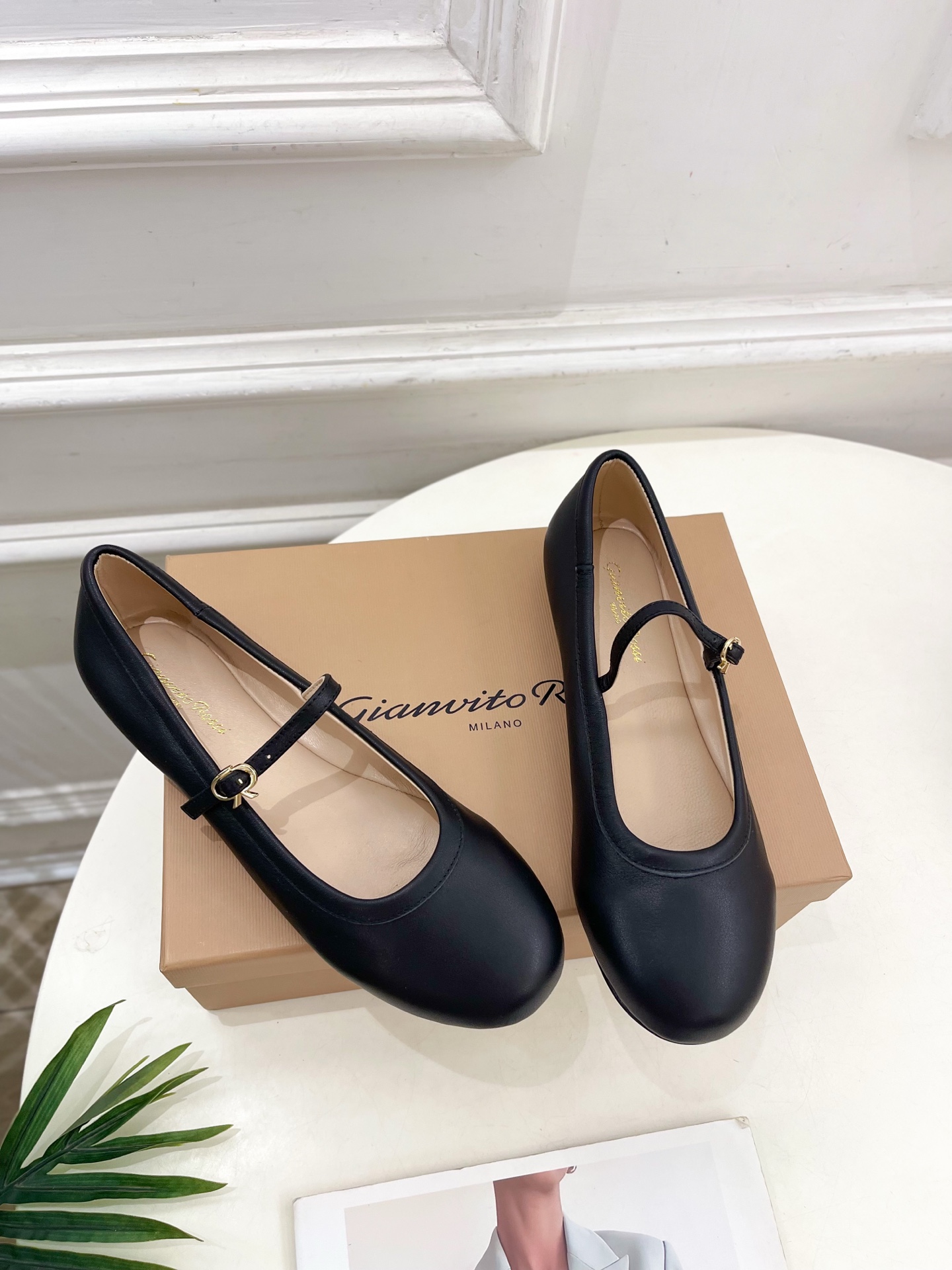 Gianvito Rossi｜吉安维托·罗西  25𝐬𝐬

2025春夏新品 GR彩色宝石玛丽珍芭蕾舞鞋