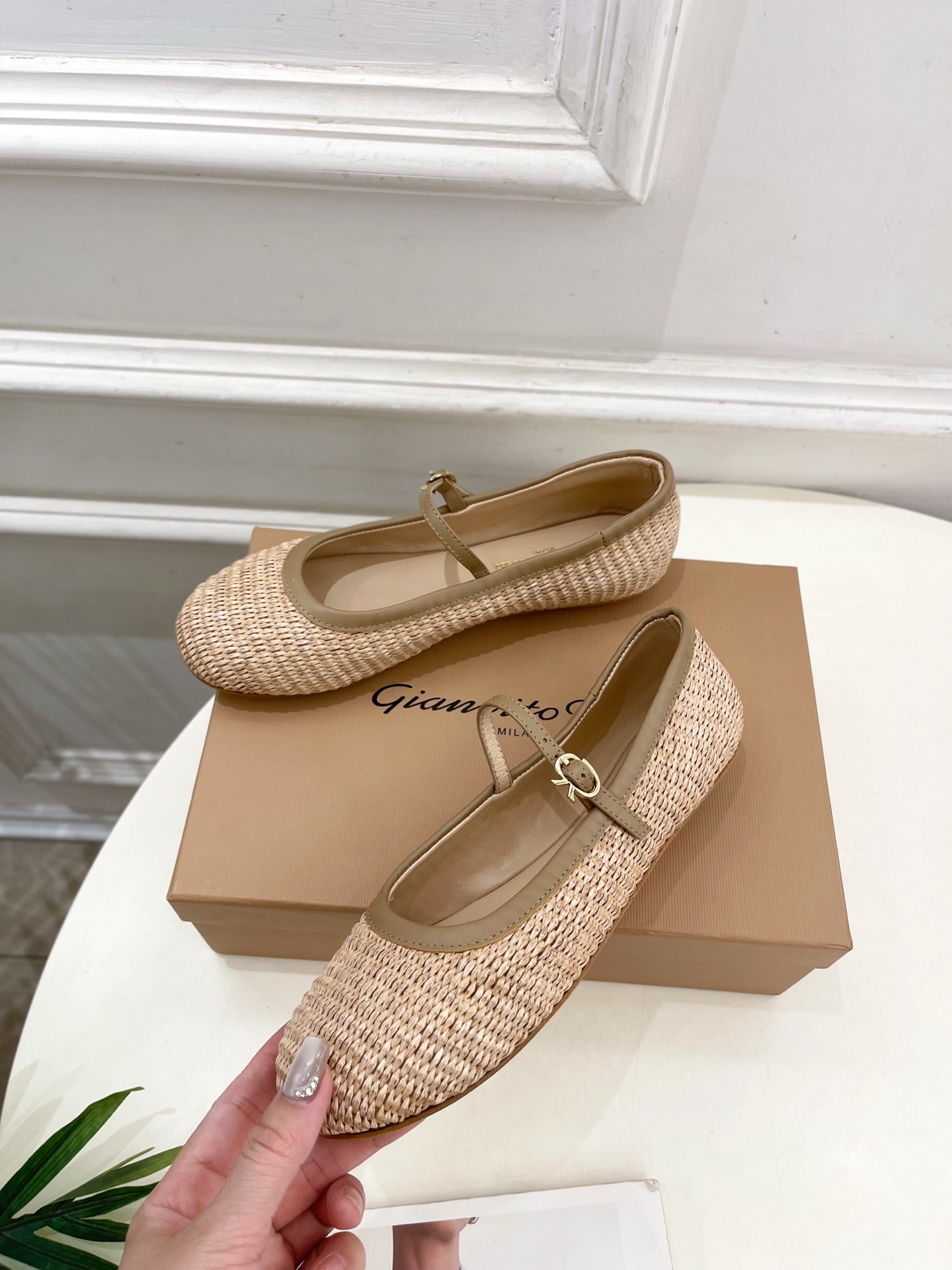 Gianvito Rossi｜吉安维托·罗西  25𝐬𝐬

2025春夏新品 GR彩色宝石玛丽珍芭蕾舞鞋