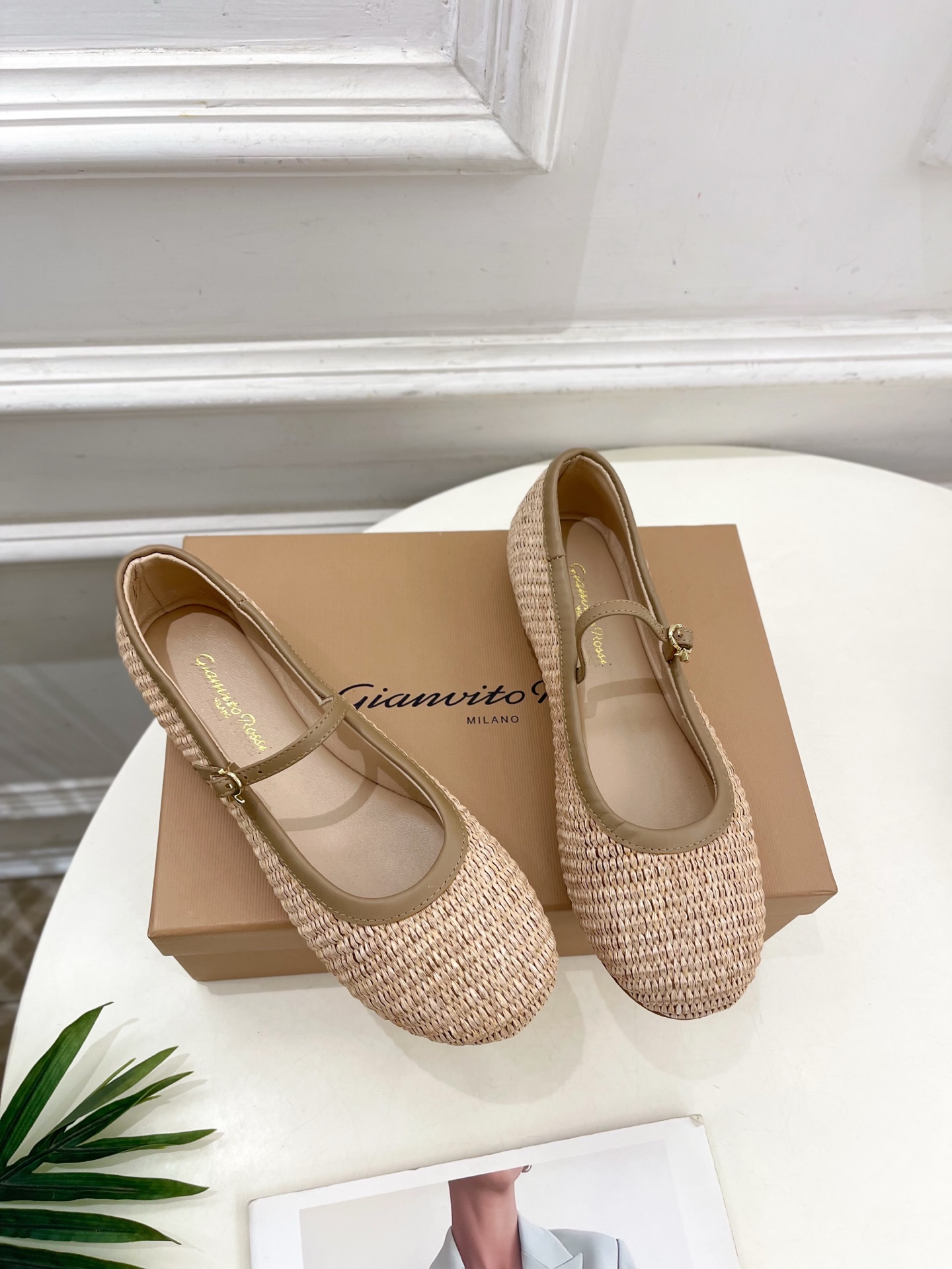 Gianvito Rossi｜吉安维托·罗西  25𝐬𝐬

2025春夏新品 GR彩色宝石玛丽珍芭蕾舞鞋
