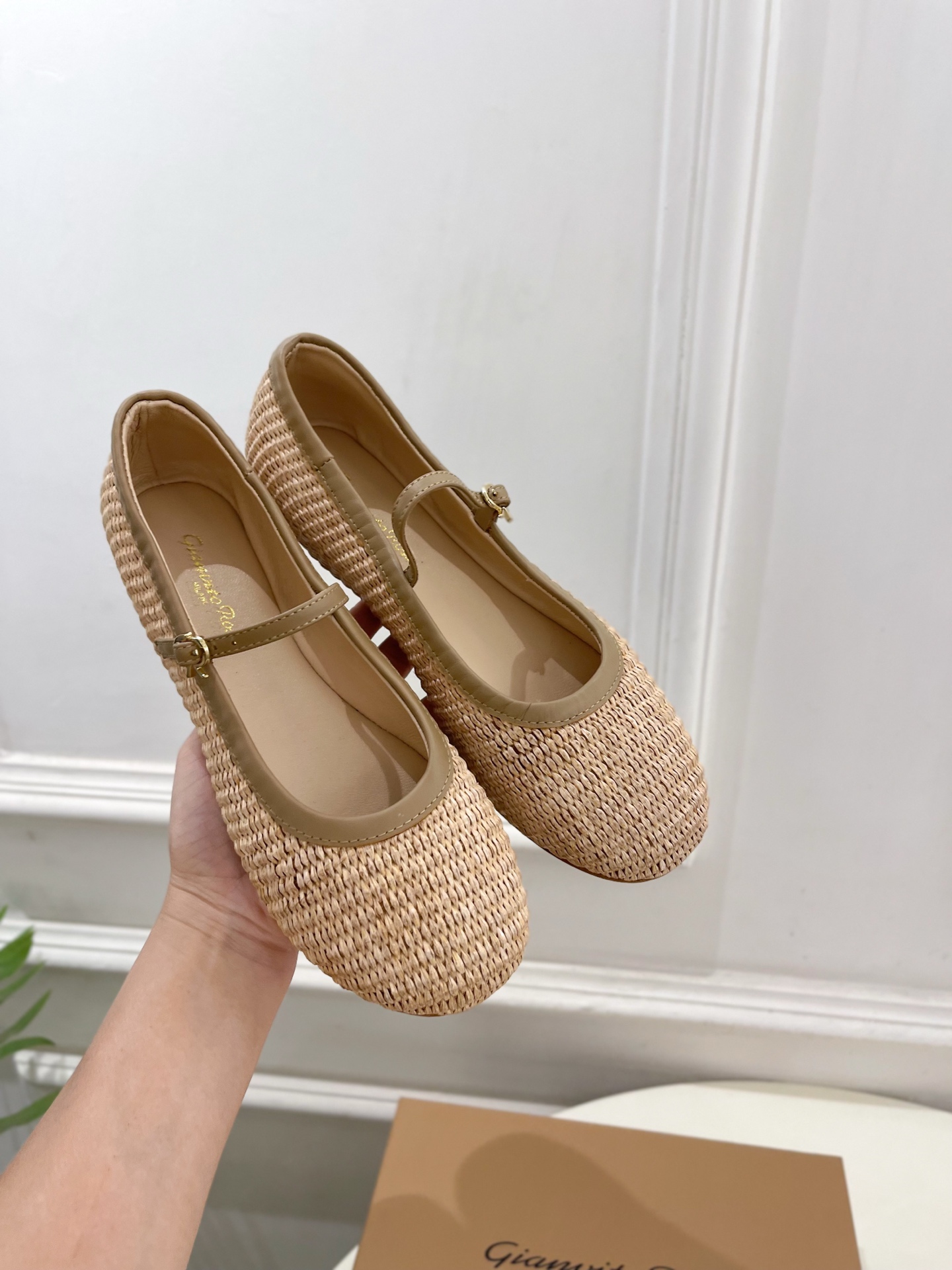 Gianvito Rossi｜吉安维托·罗西  25𝐬𝐬

2025春夏新品 GR彩色宝石玛丽珍芭蕾舞鞋