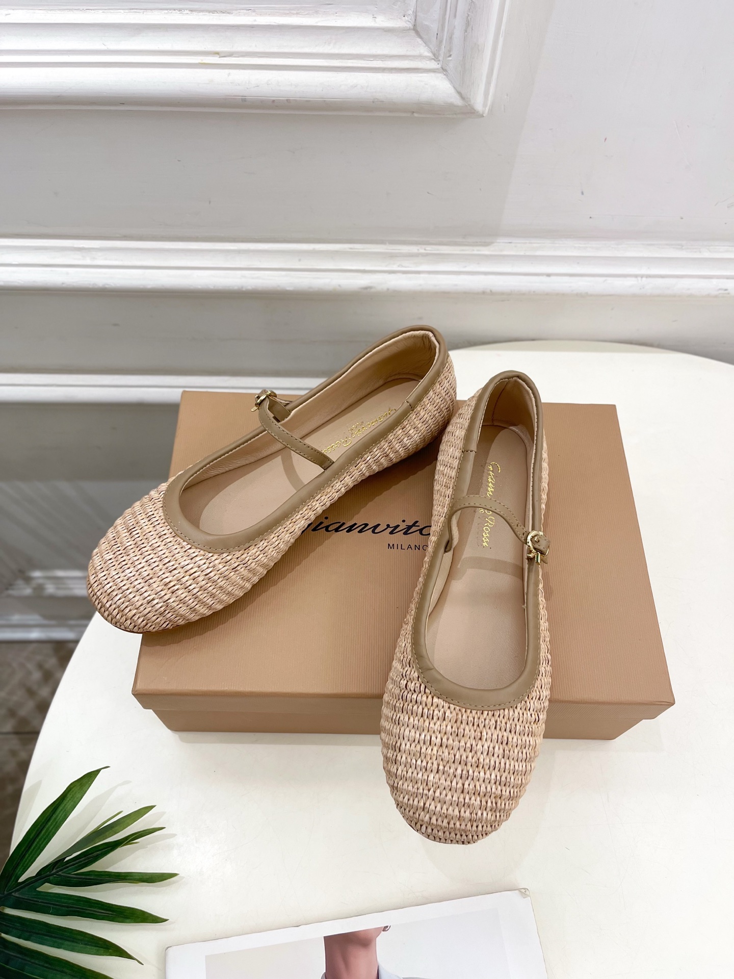 Gianvito Rossi｜吉安维托·罗西  25𝐬𝐬

2025春夏新品 GR彩色宝石玛丽珍芭蕾舞鞋