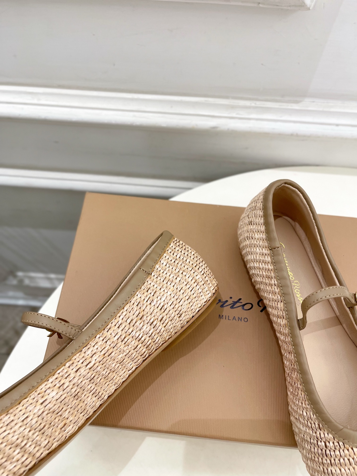 Gianvito Rossi｜吉安维托·罗西  25𝐬𝐬

2025春夏新品 GR彩色宝石玛丽珍芭蕾舞鞋