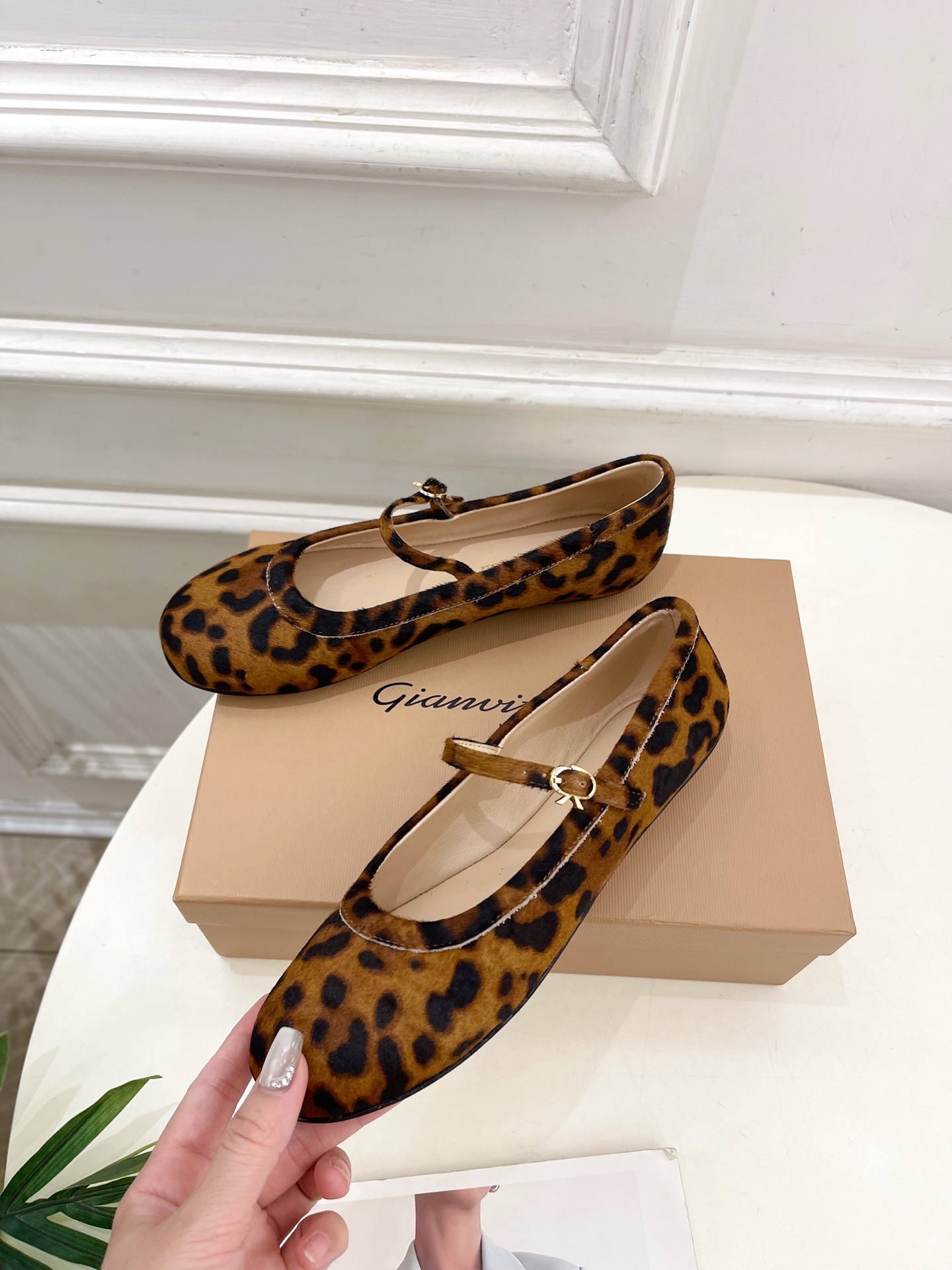 Gianvito Rossi｜吉安维托·罗西  25𝐬𝐬

2025春夏新品 GR彩色宝石玛丽珍芭蕾舞鞋