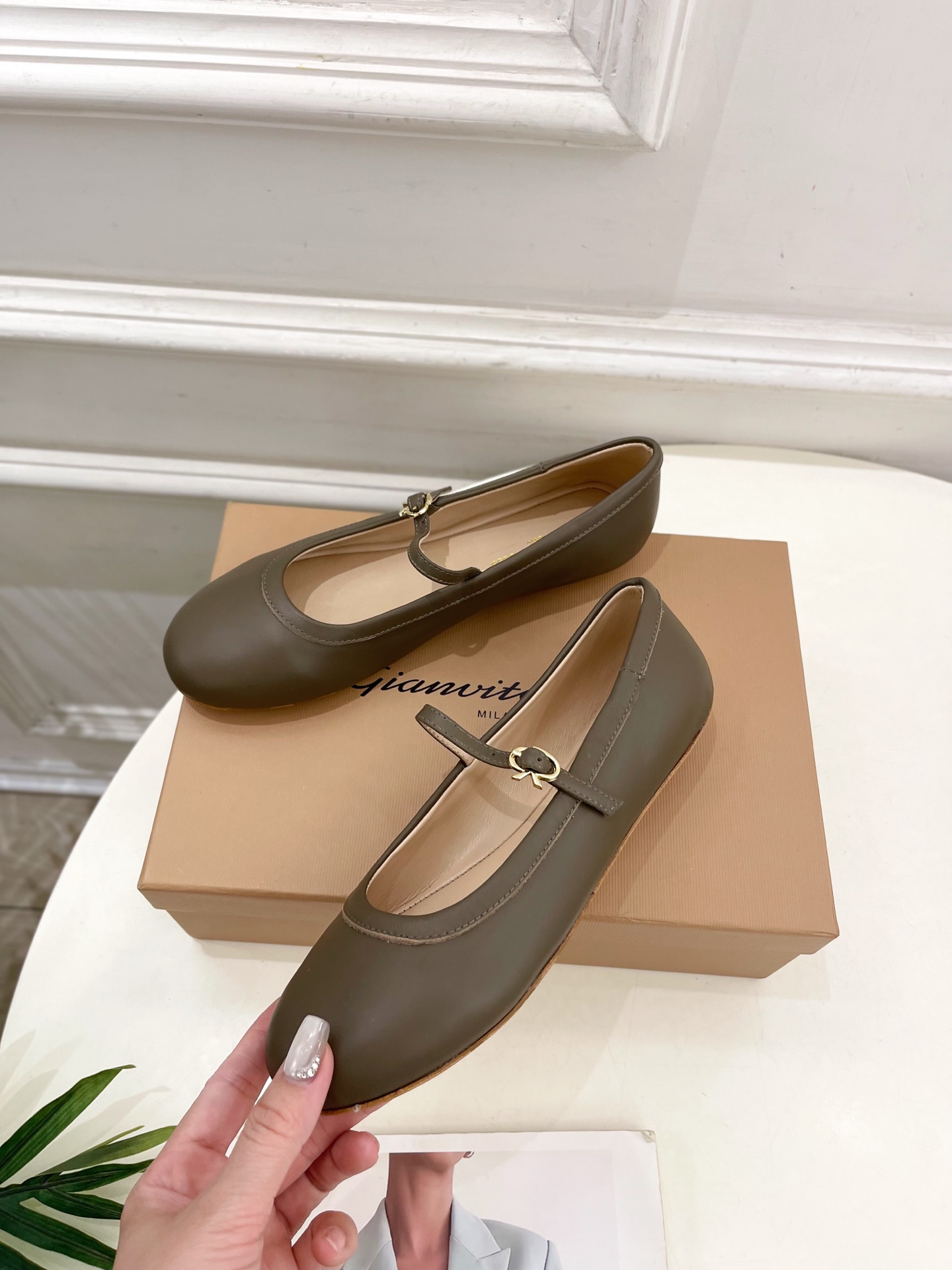 Gianvito Rossi｜吉安维托·罗西  25𝐬𝐬

2025春夏新品 GR彩色宝石玛丽珍芭蕾舞鞋