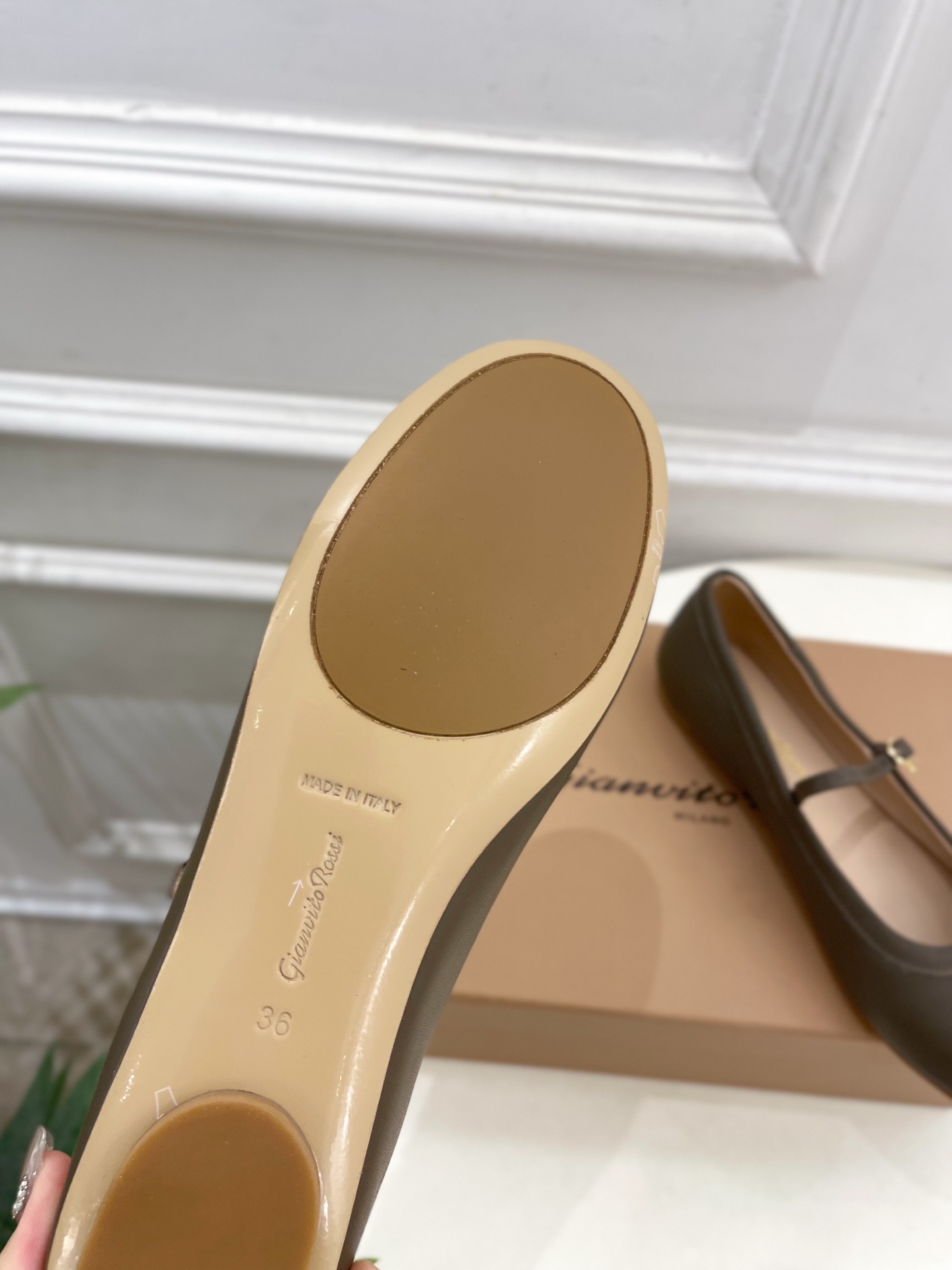 Gianvito Rossi｜吉安维托·罗西  25𝐬𝐬

2025春夏新品 GR彩色宝石玛丽珍芭蕾舞鞋