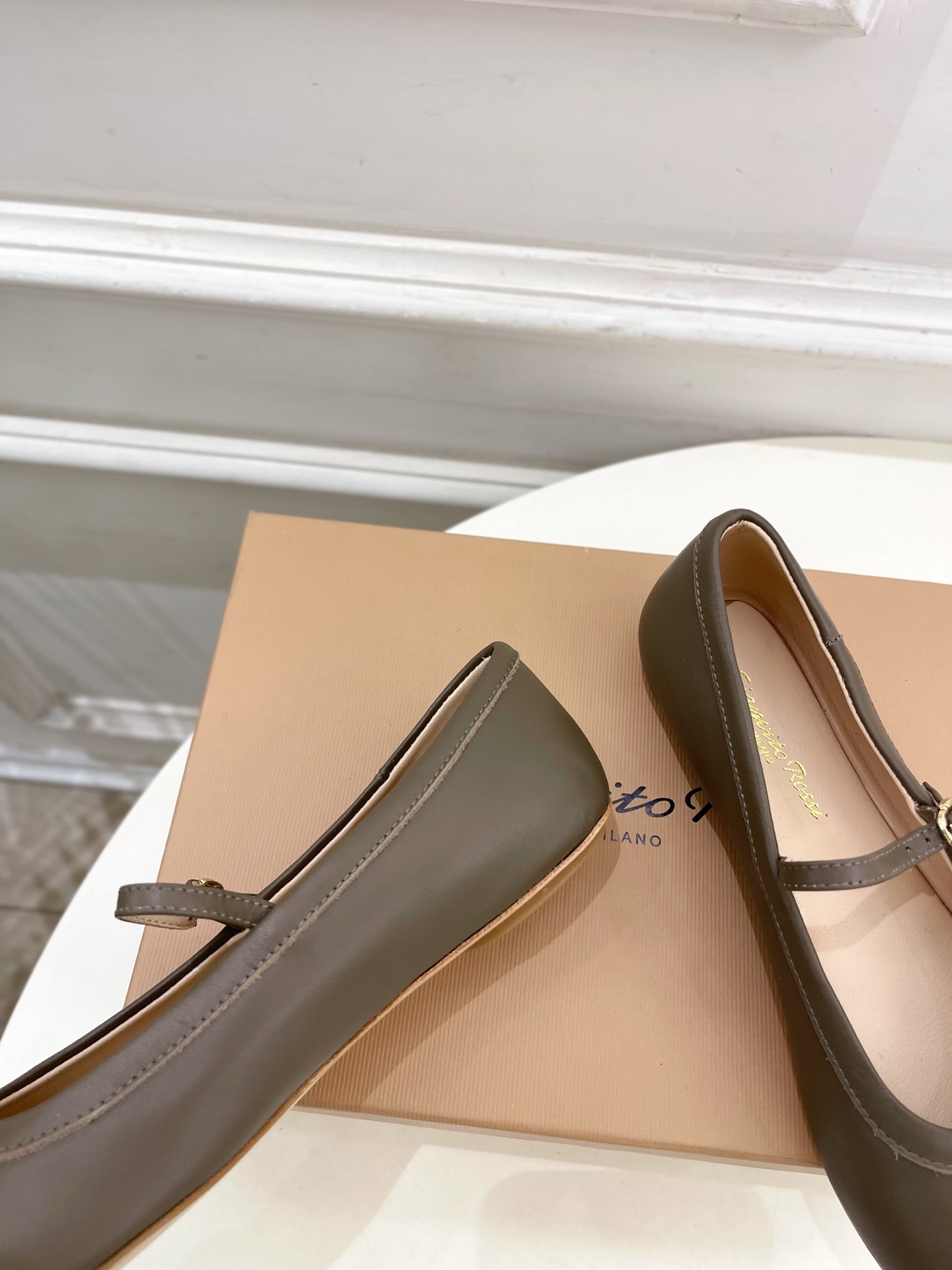 Gianvito Rossi｜吉安维托·罗西  25𝐬𝐬

2025春夏新品 GR彩色宝石玛丽珍芭蕾舞鞋