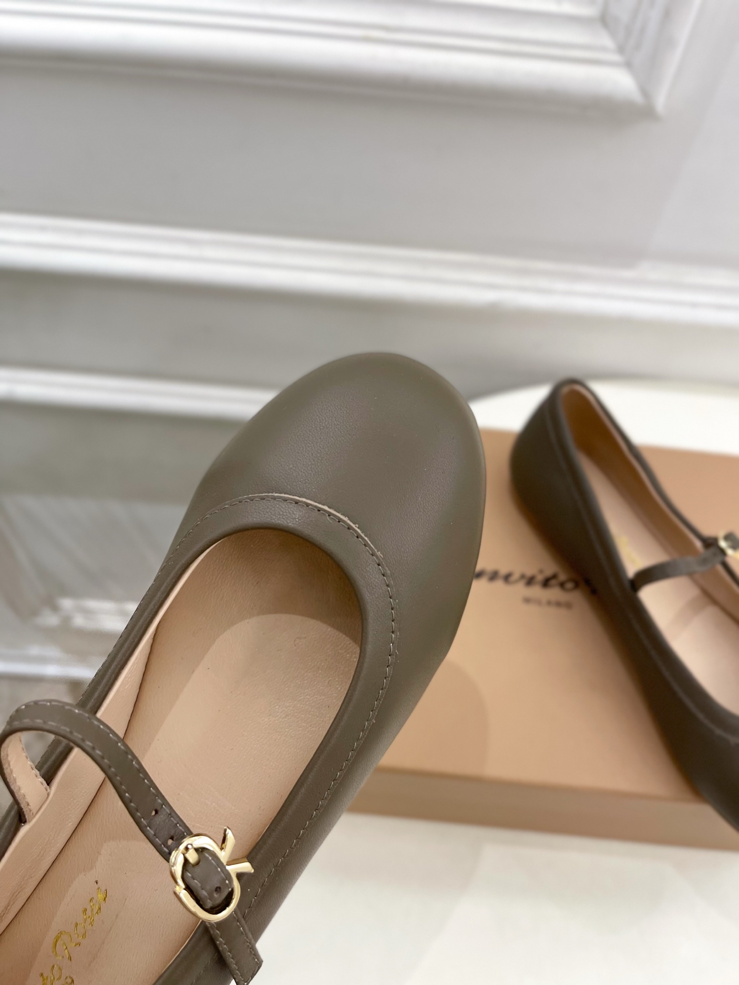 Gianvito Rossi｜吉安维托·罗西  25𝐬𝐬

2025春夏新品 GR彩色宝石玛丽珍芭蕾舞鞋