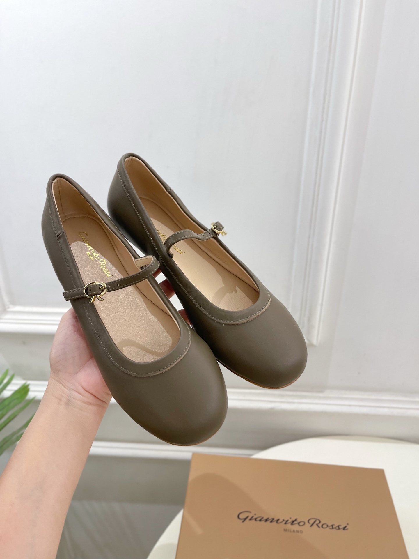 Gianvito Rossi｜吉安维托·罗西  25𝐬𝐬

2025春夏新品 GR彩色宝石玛丽珍芭蕾舞鞋
